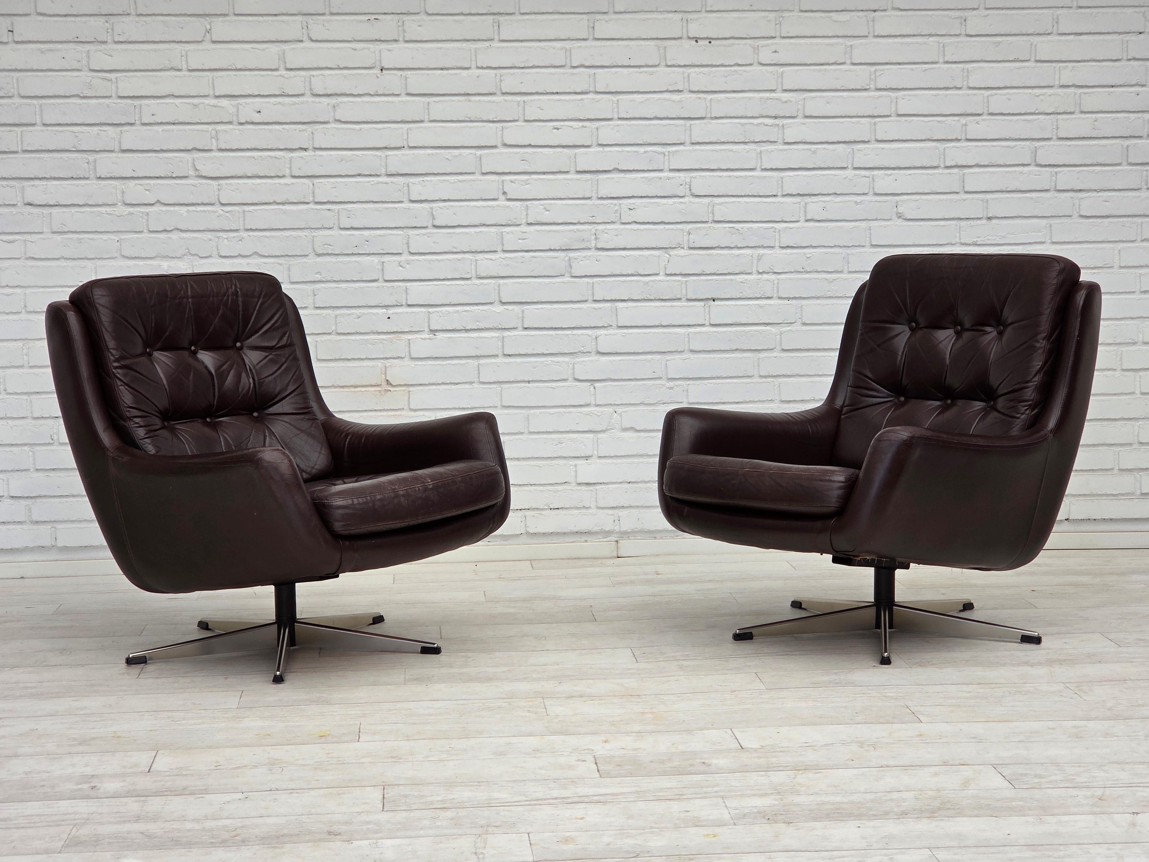 Scandinave moderne 1970, ensemble de deux chaises longues pivotantes avec pouf, cuir. en vente
