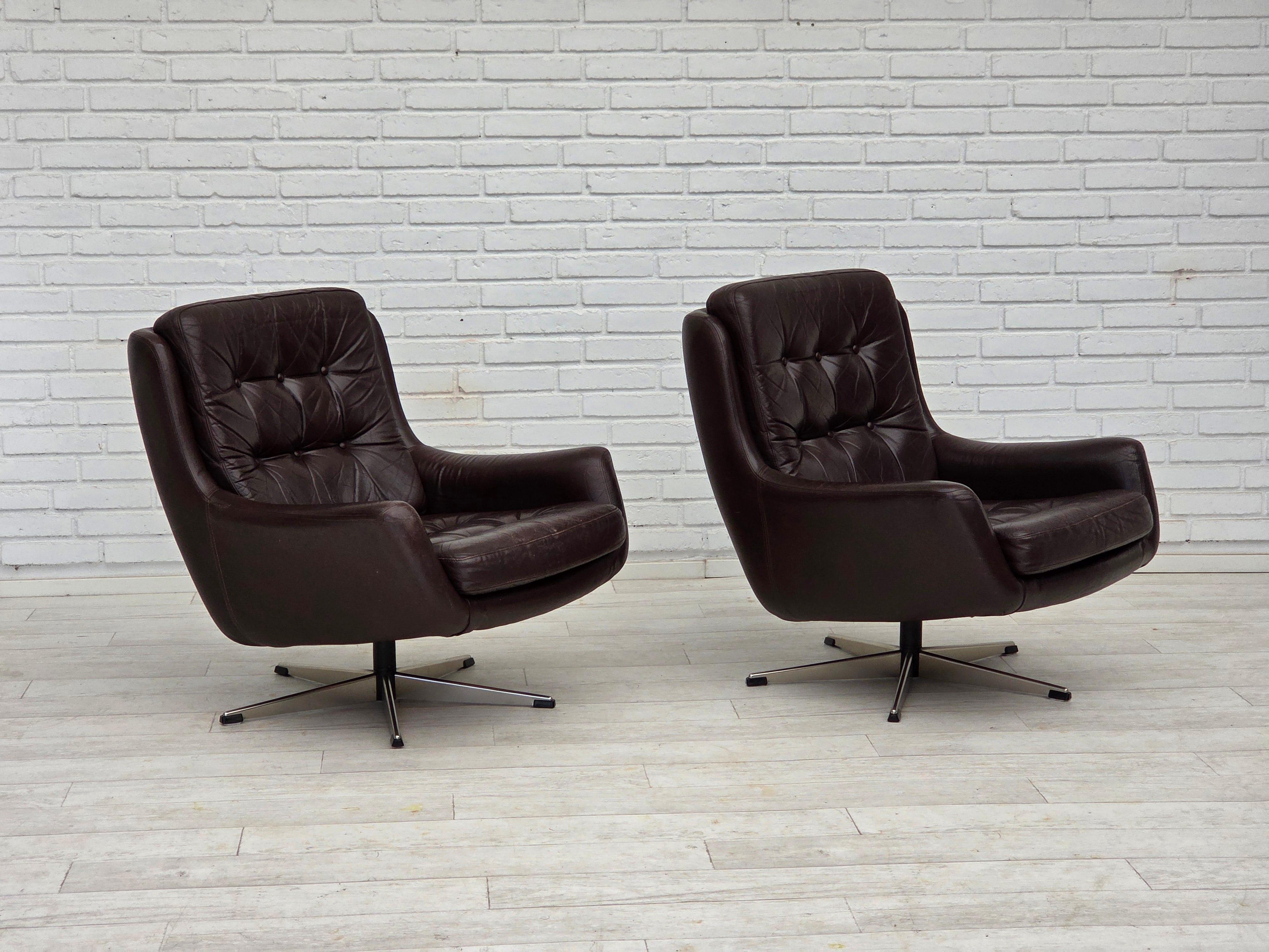 Danois 1970, ensemble de deux chaises longues pivotantes avec pouf, cuir. en vente