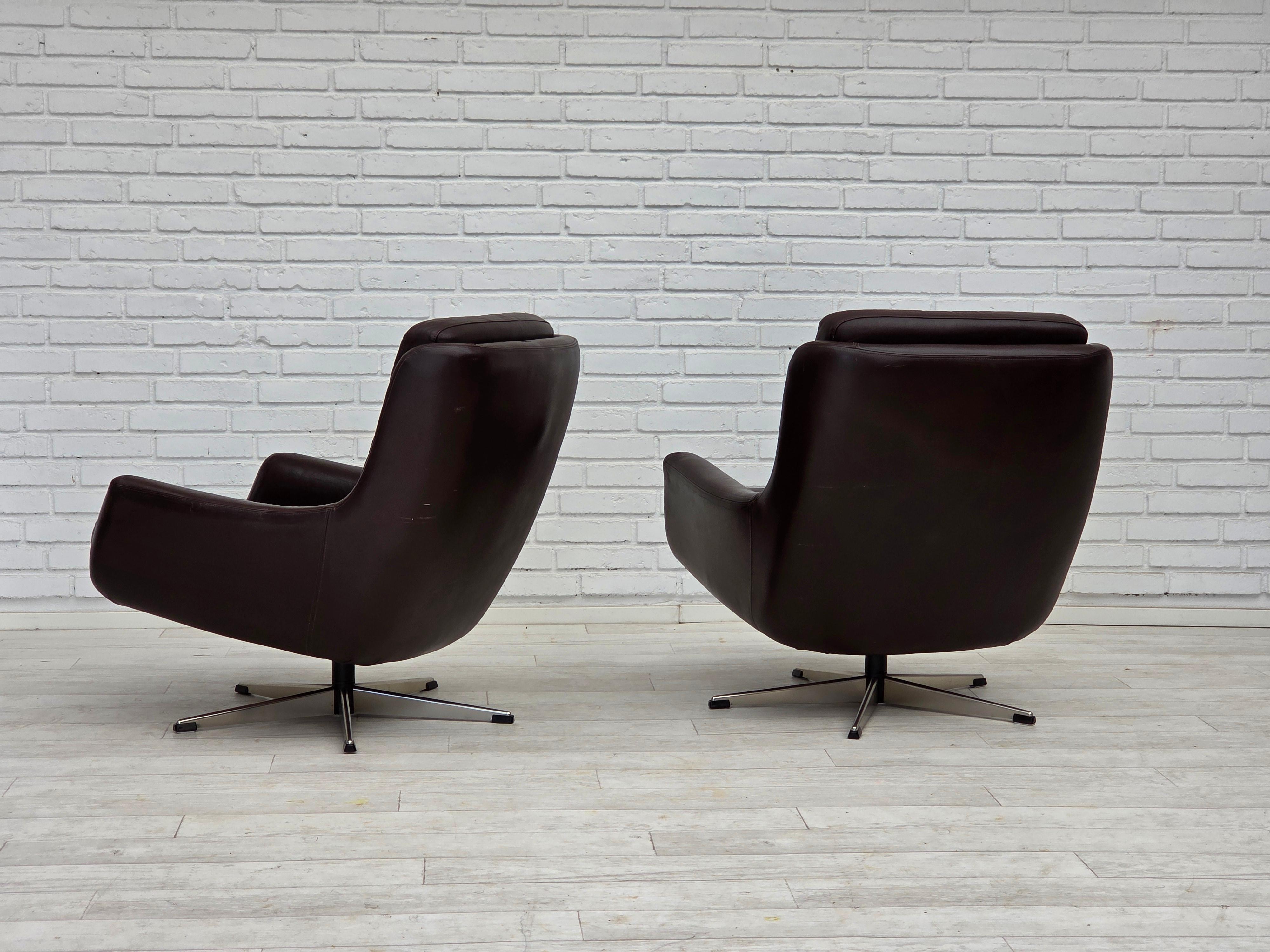 1970, ensemble de deux chaises longues pivotantes avec pouf, cuir. Bon état - En vente à Tarm, 82