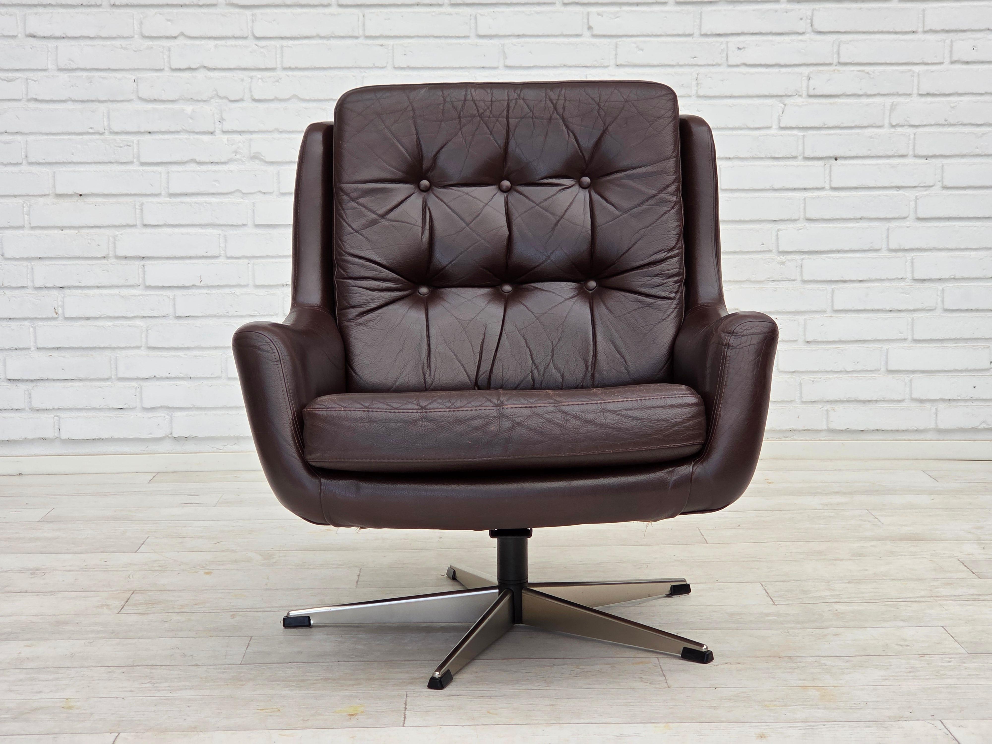 Fin du 20e siècle 1970, ensemble de deux chaises longues pivotantes avec pouf, cuir. en vente