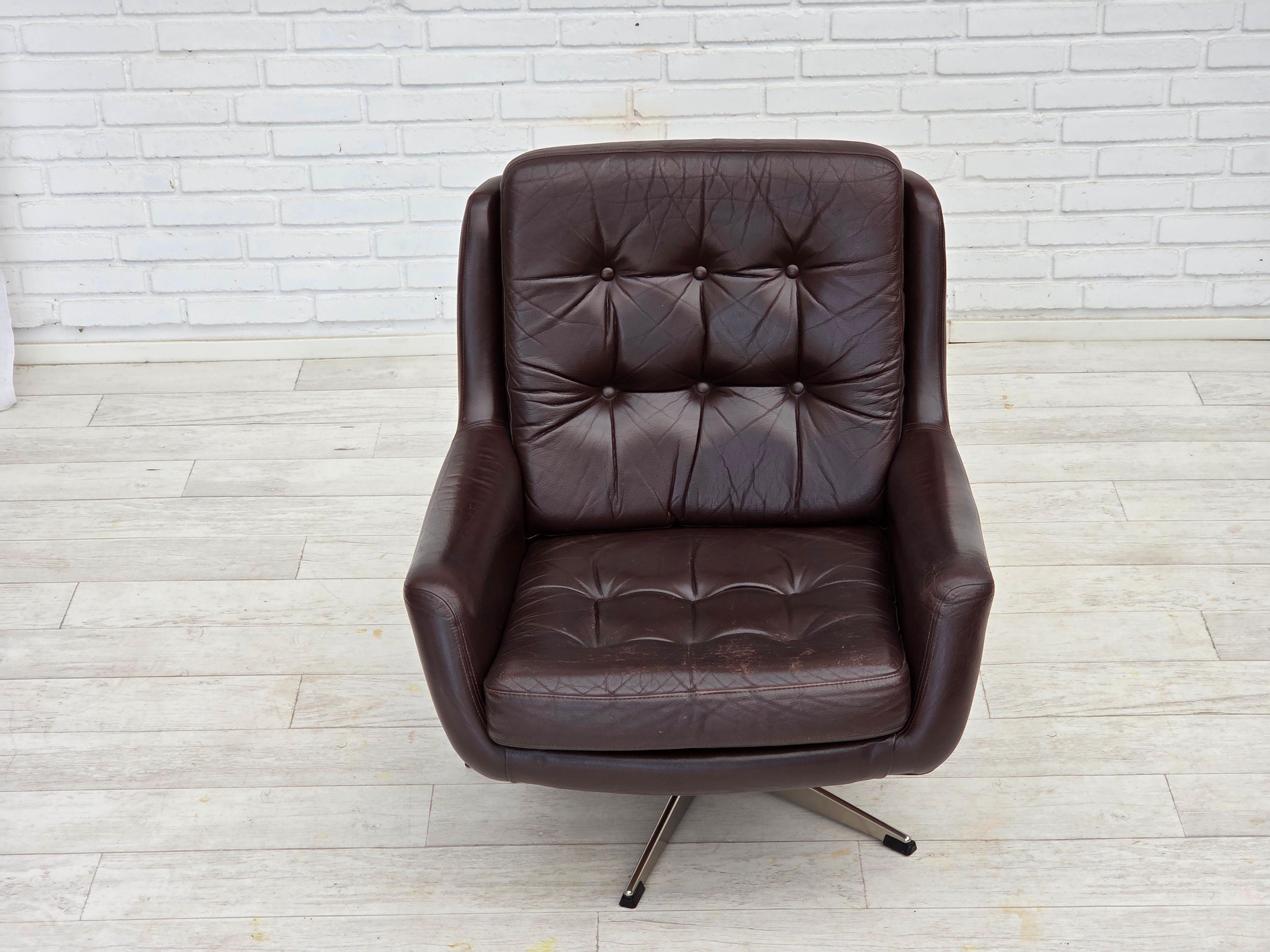 Acier 1970, ensemble de deux chaises longues pivotantes avec pouf, cuir. en vente
