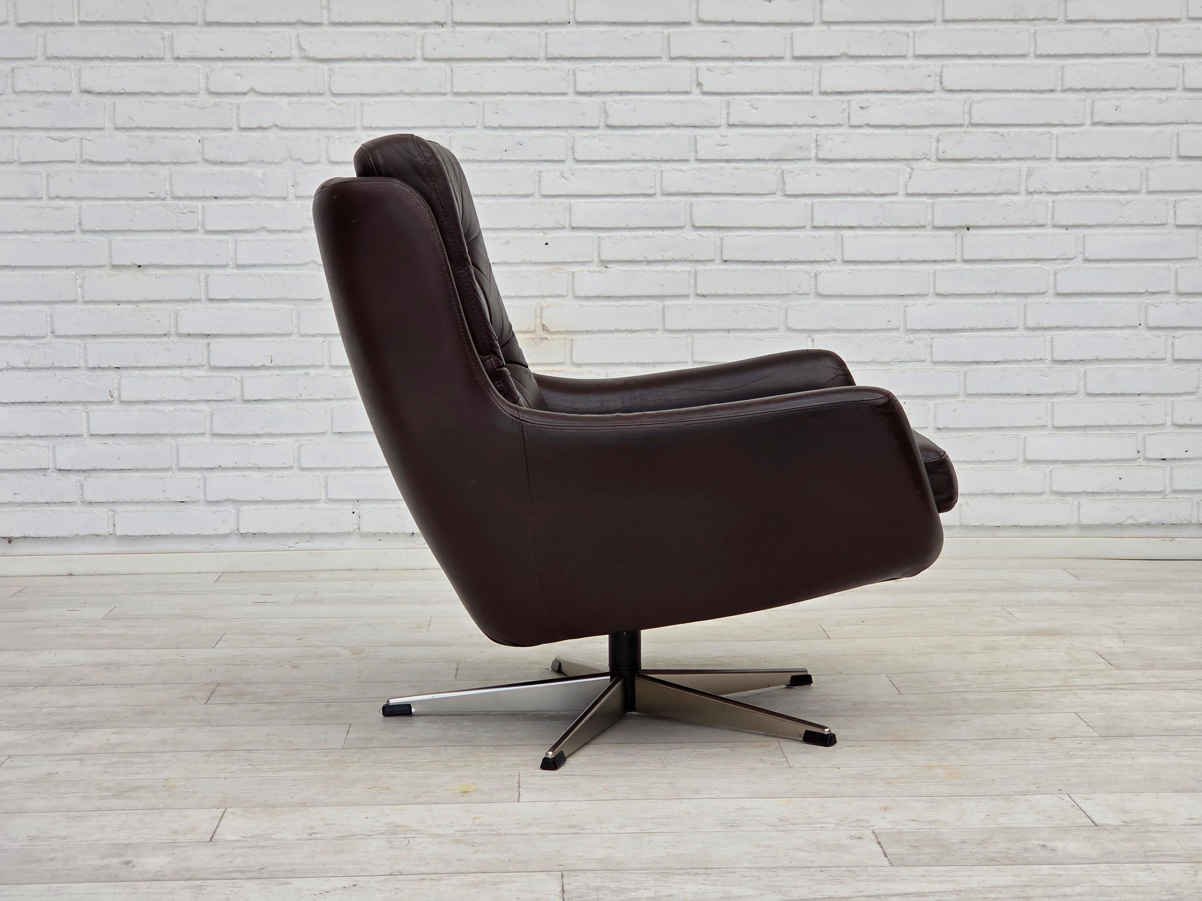 1970, ensemble de deux chaises longues pivotantes avec pouf, cuir. en vente 1