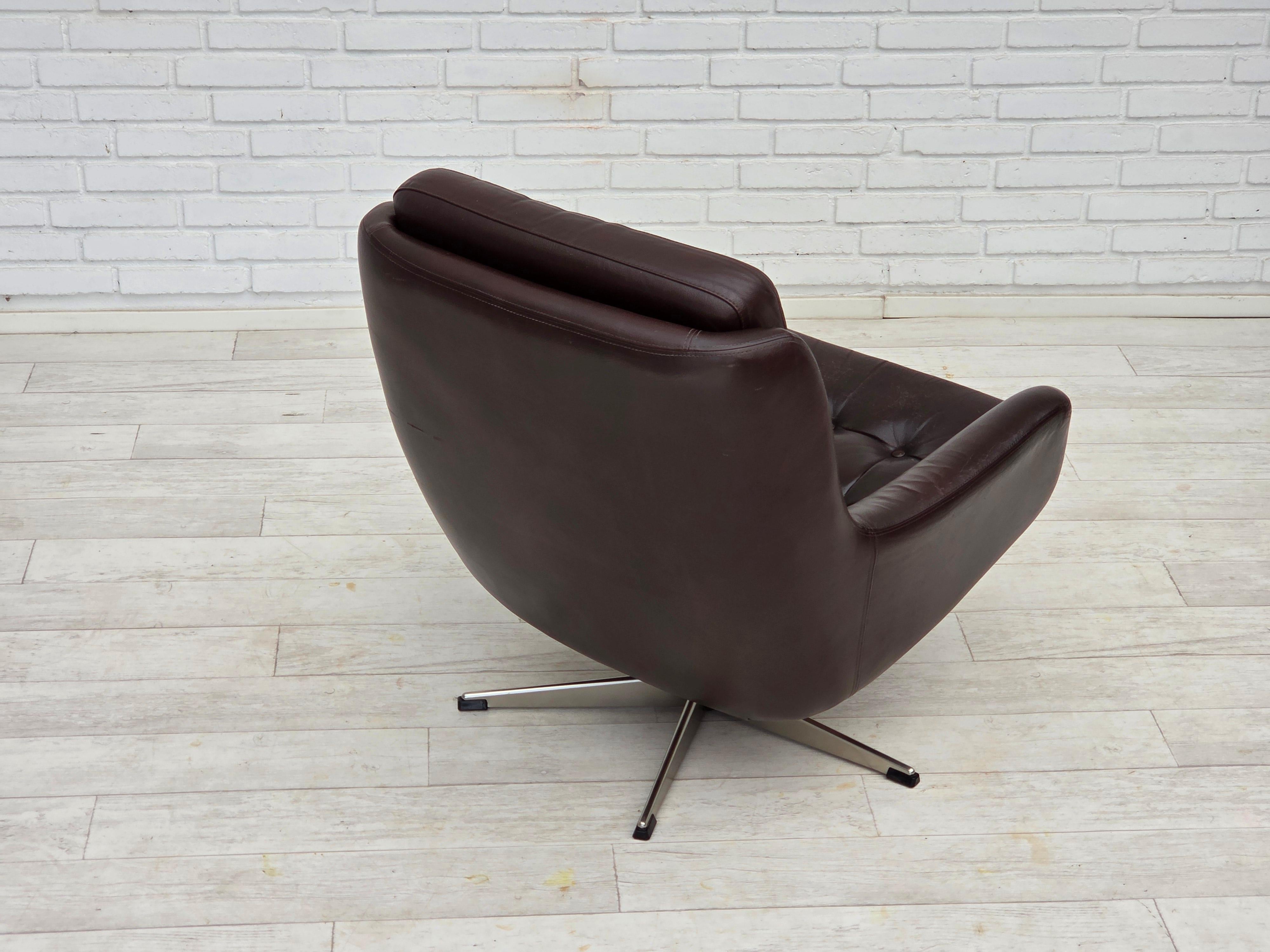 1970, ensemble de deux chaises longues pivotantes avec pouf, cuir. en vente 2