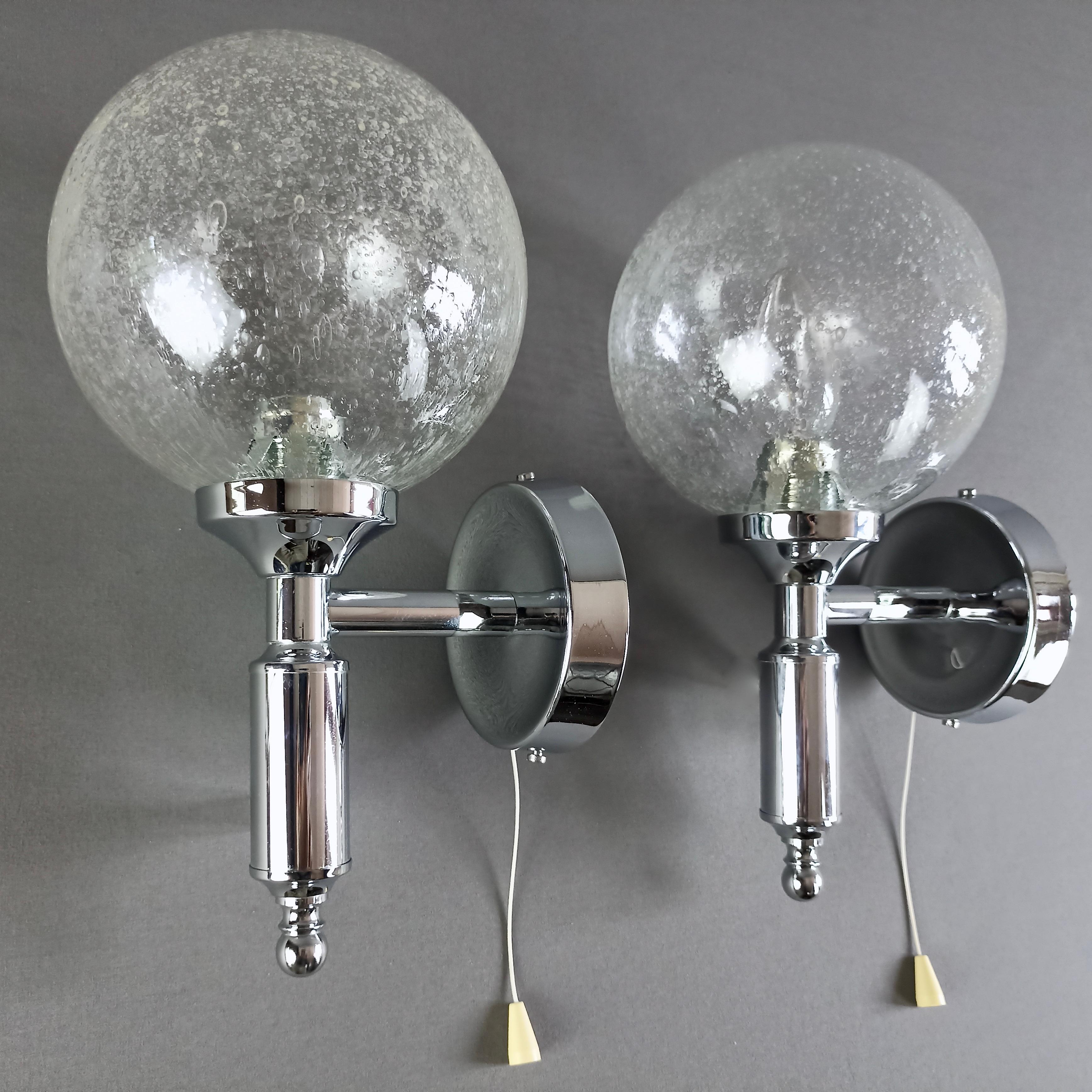 1970s set of two wall lamps in chrome and Pulegoso Murano glass shades. For Sale 2
