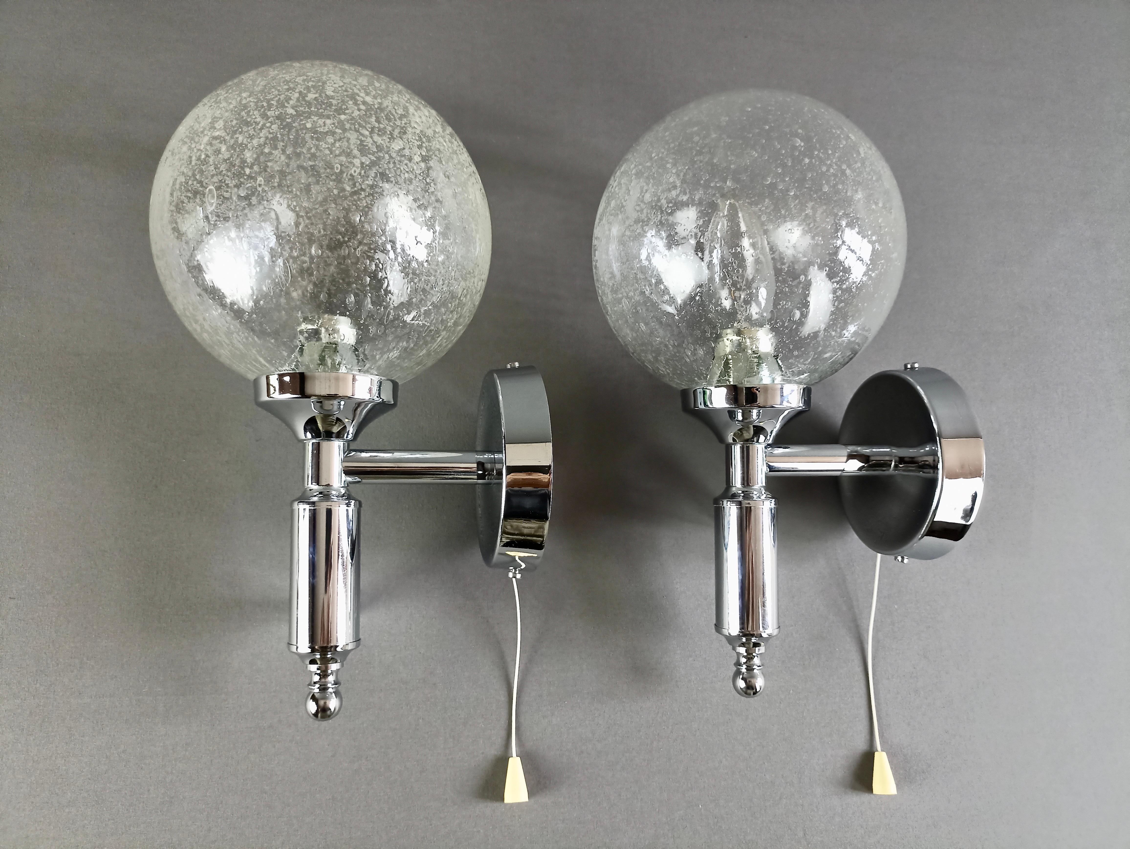 1970s set of two wall lamps in chrome and Pulegoso Murano glass shades. For Sale 3