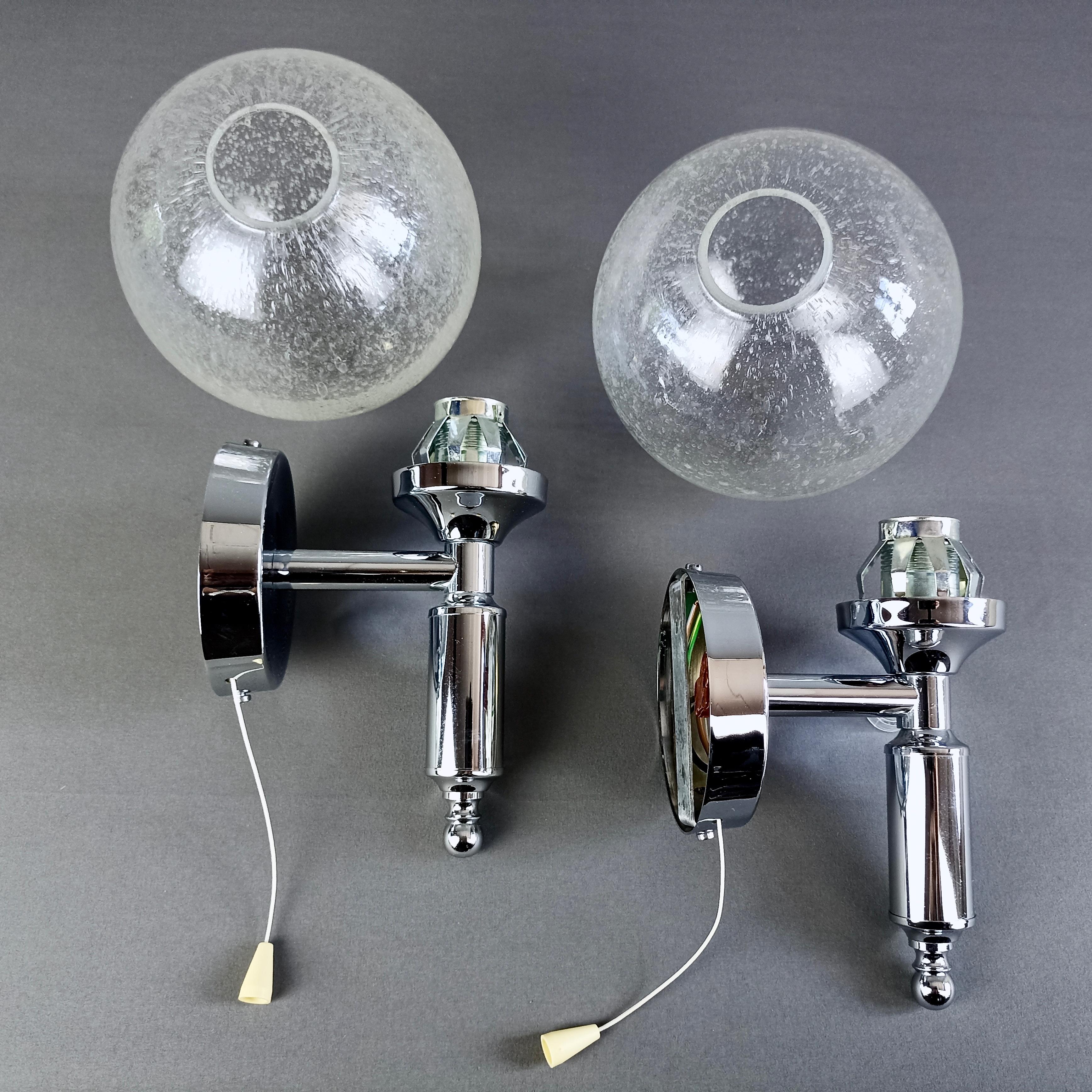 1970s set of two wall lamps in chrome and Pulegoso Murano glass shades. For Sale 4