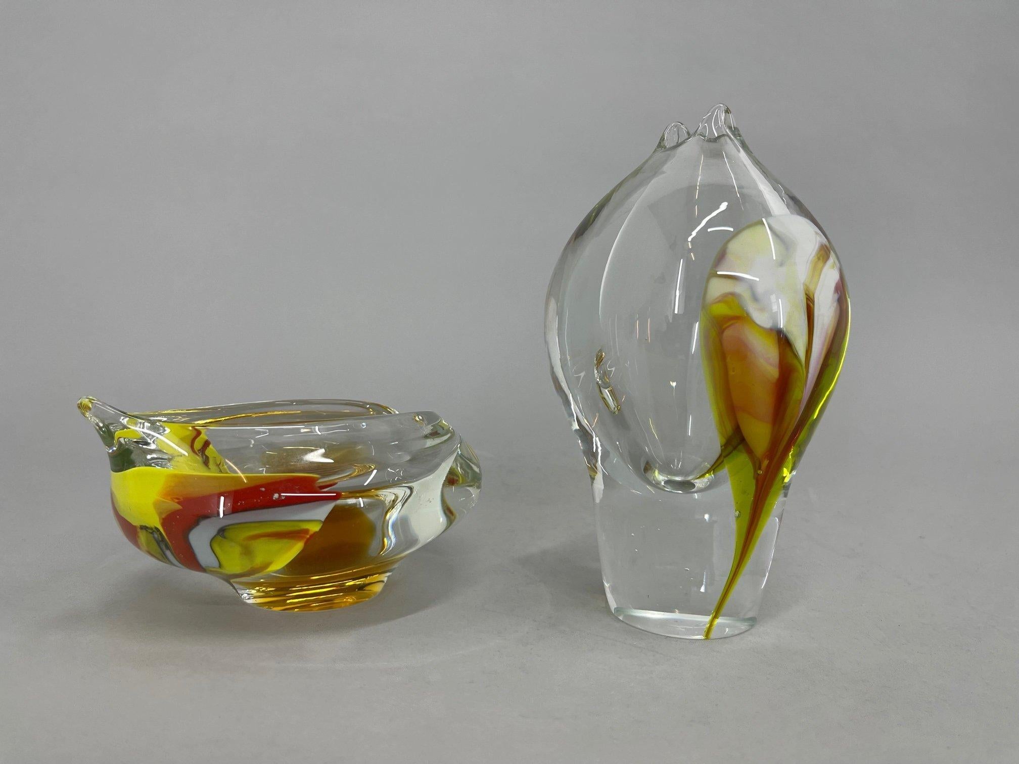 Set of art glass vase and ashtray. The author of the design is the glass artist, painter and teacher Jirí ŠUHÁJEK ( *1943 ) and after 1975 it was made by the glassworks CRYSTALEX Nový Bor. The vase is 17 cm high and 10 cm in diameter, the ashtray is