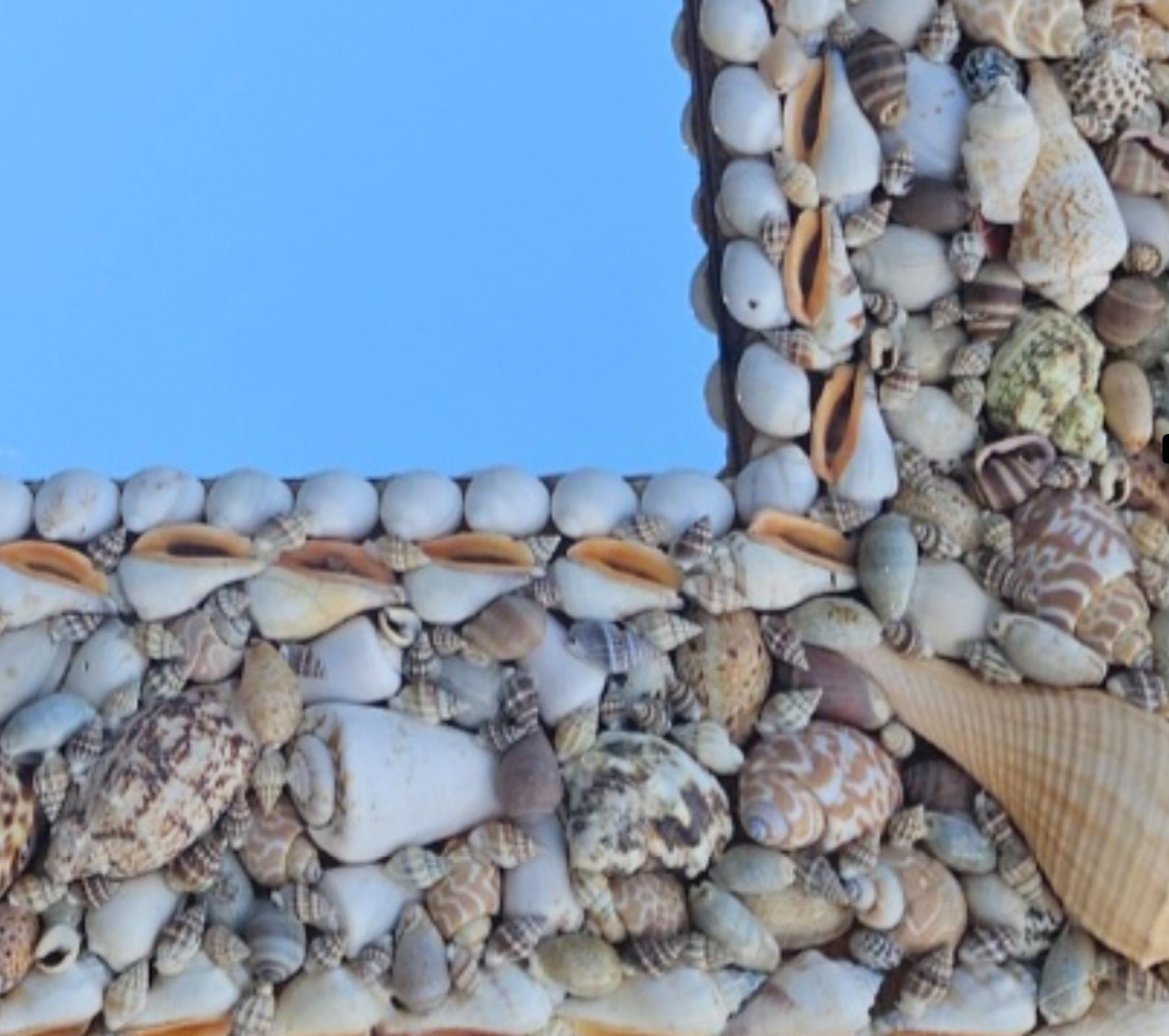 Hollywood Regency Specchio conchiglia incrostata degli anni '70, cornice Folk Art costiera in vendita