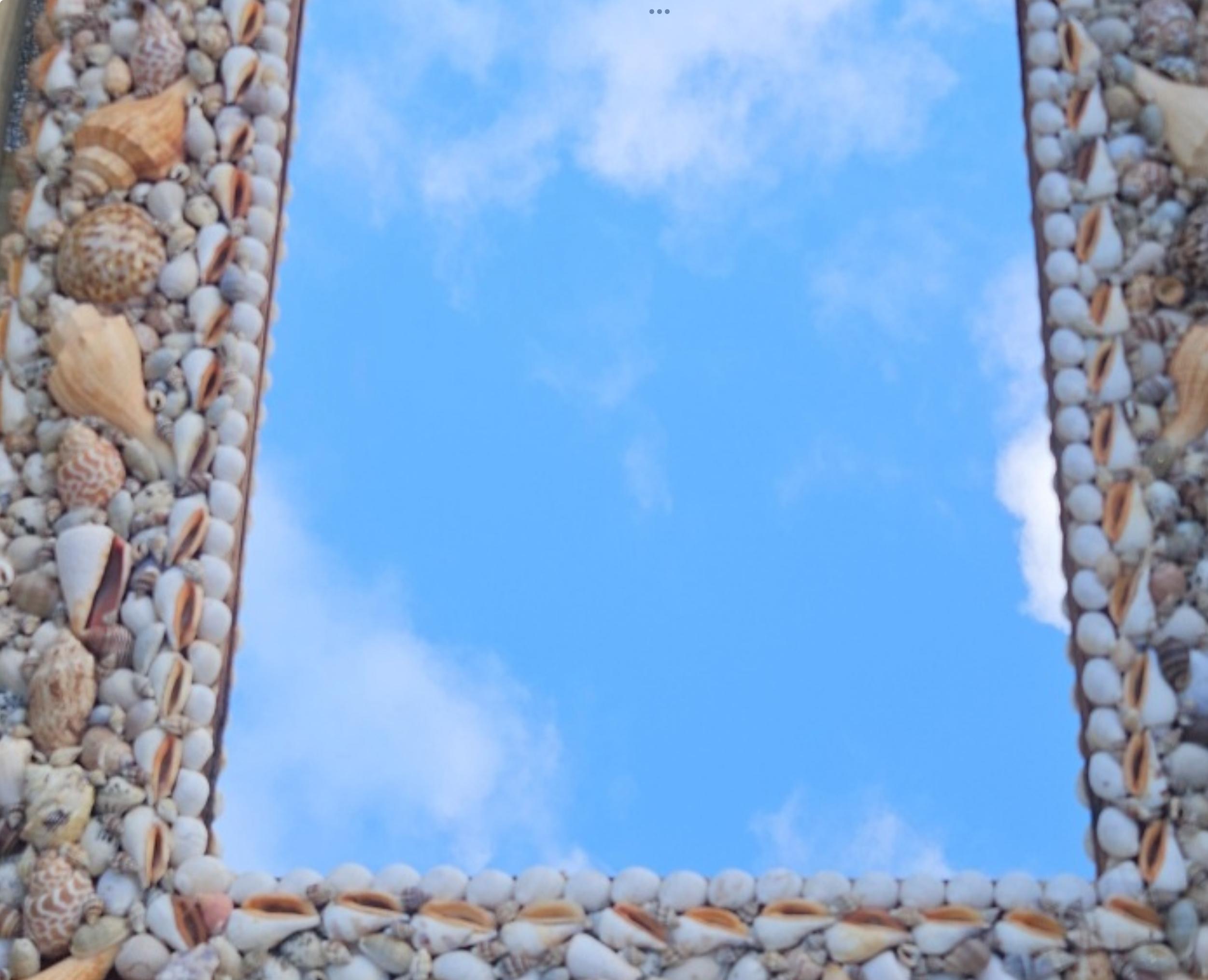 Americano Specchio conchiglia incrostata degli anni '70, cornice Folk Art costiera in vendita