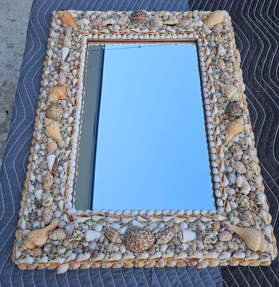 Fatto a mano Specchio conchiglia incrostata degli anni '70, cornice Folk Art costiera in vendita