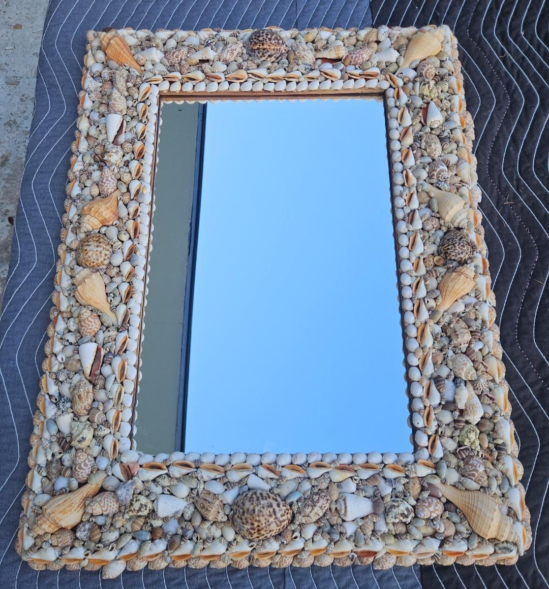 Specchio conchiglia incrostata degli anni '70, cornice Folk Art costiera In condizioni buone in vendita a West Palm Beach, US