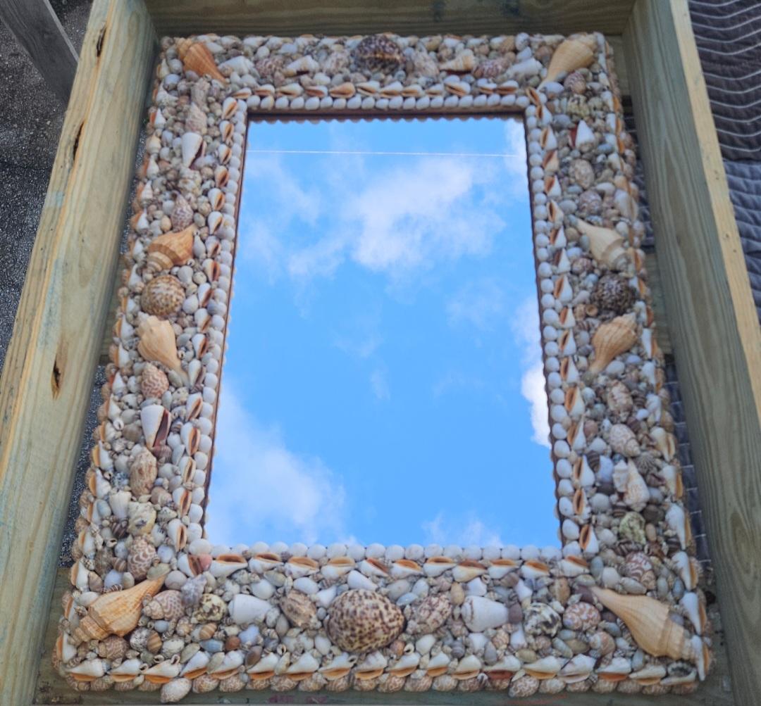 Fine XX secolo Specchio conchiglia incrostata degli anni '70, cornice Folk Art costiera in vendita