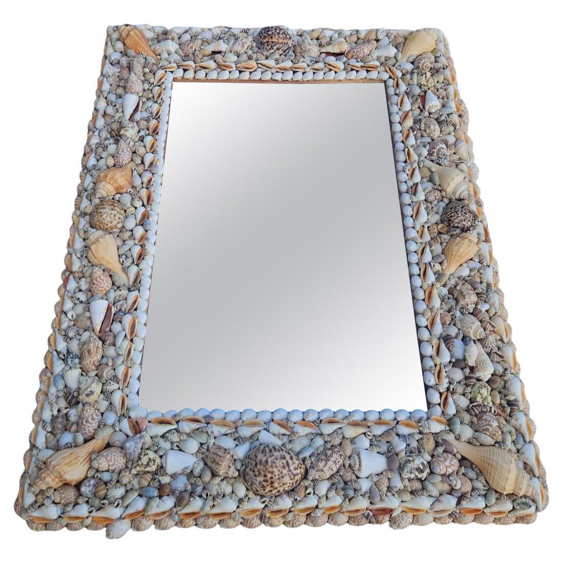 Specchio conchiglia incrostata degli anni '70, cornice Folk Art costiera in vendita