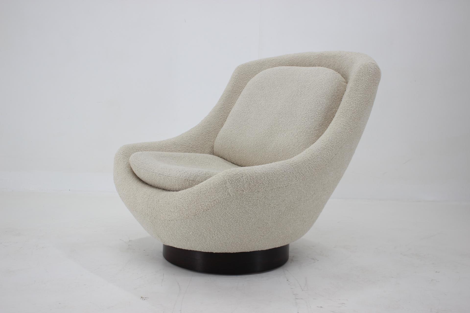 - made in Germany 
- newly upholstered -veneered round wooden base
- Height of seat 38 cm.