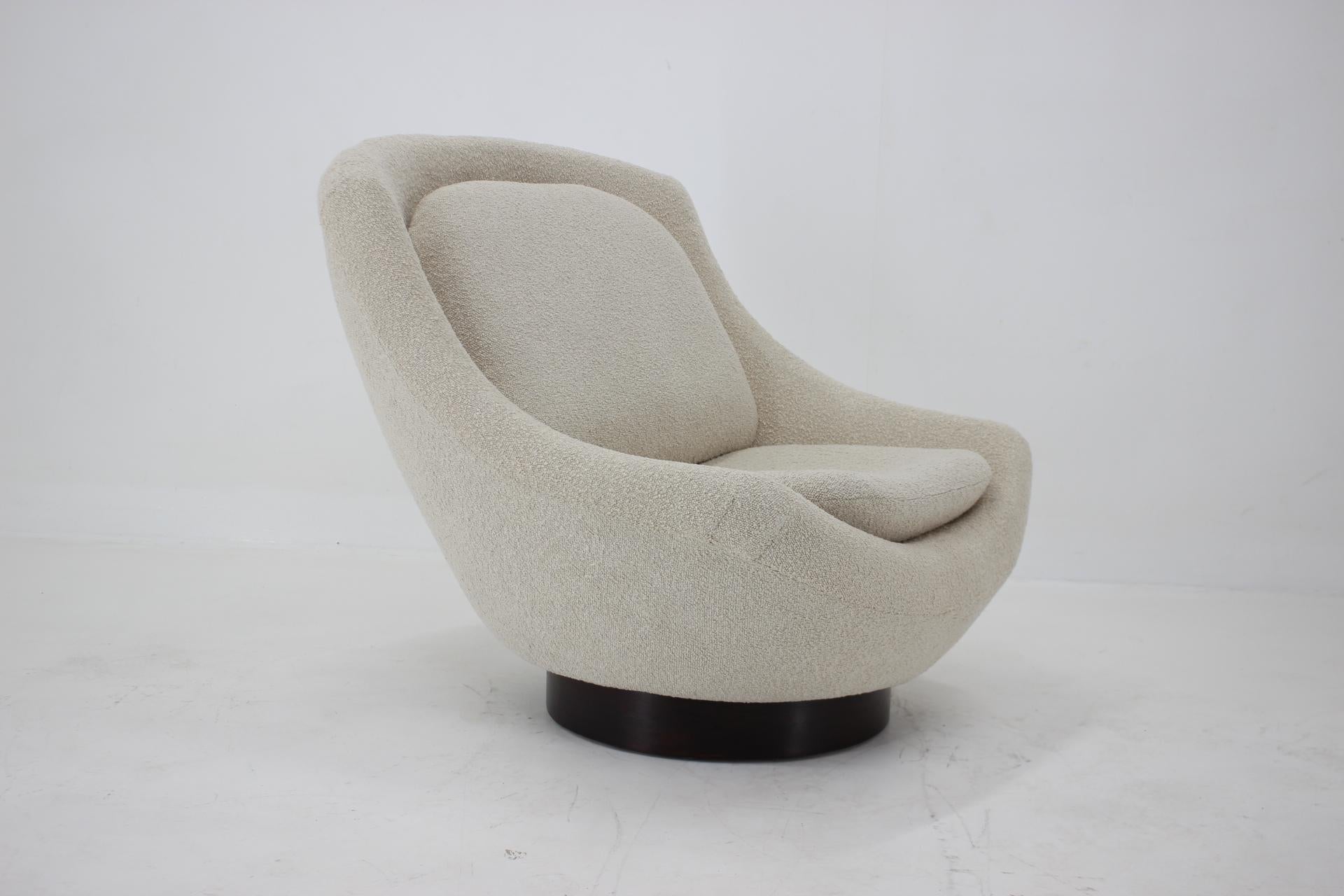 Mid-Century Modern 1970s Shell Lounge Chair in Bouclé Upholstery