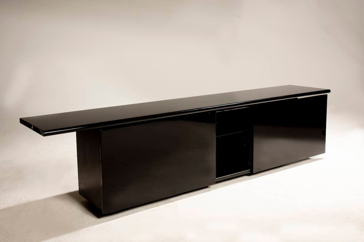 Credenza Sheraton di Lodovico Acerbis e Giotto Stoppino.
La credenza è realizzata in legno laccato nero, con finitura lucida. 
In alcuni punti sono presenti lievi segni formatisi nel tempo.

Misure 282 [200] x 50 (47) cm - altezza 70 cm

Il prezzo