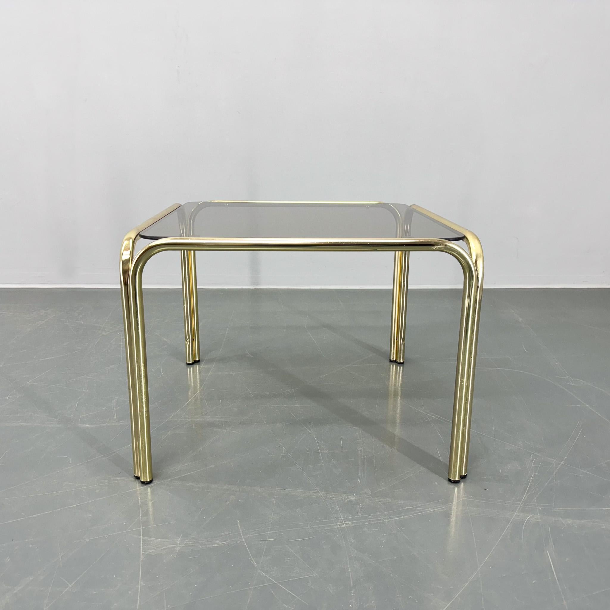 Table d'appoint vintage avec finition en laiton et plateau en verre fumé d'origine. Bon état vintage.