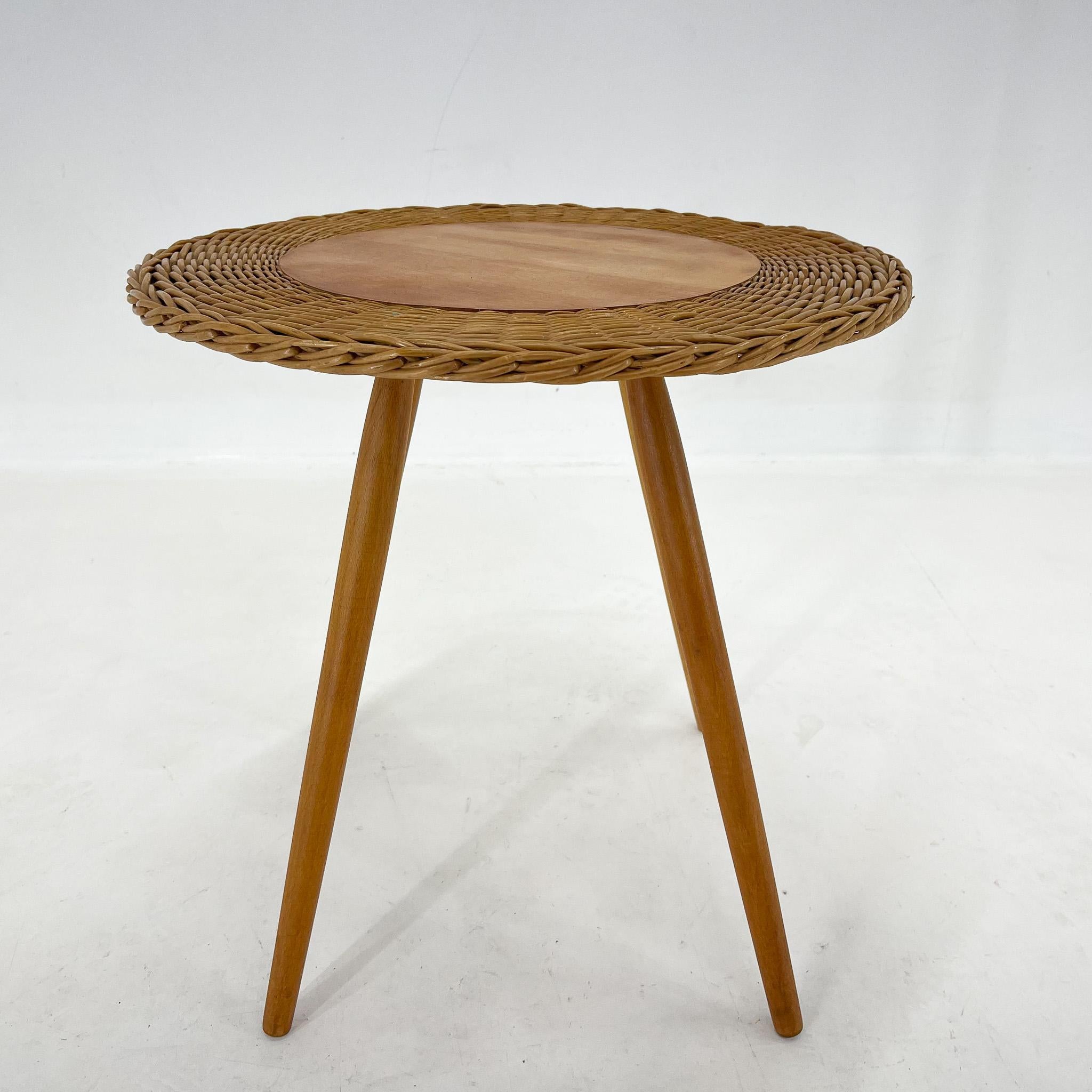 Table d'appoint en bois et osier du designer Jan Kalous, fabriquée par ÚLUV dans l'ancienne Tchécoslovaquie dans les années 1970. Rénovation soignée.