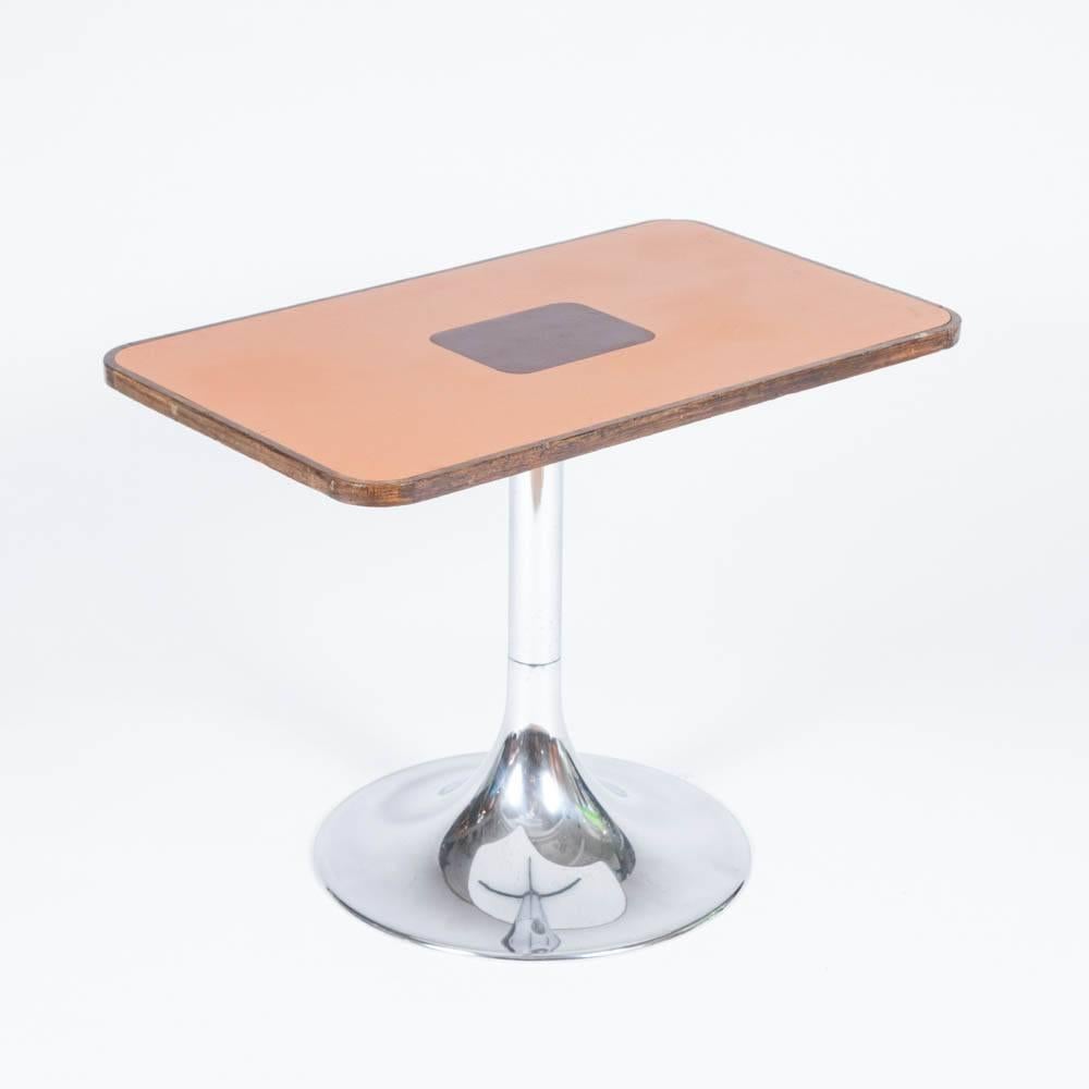 A pair of orange and brown formica top side tables, 

Weighted aluminium Eero Saarinen style bases.

The formica tops are oak edged.

