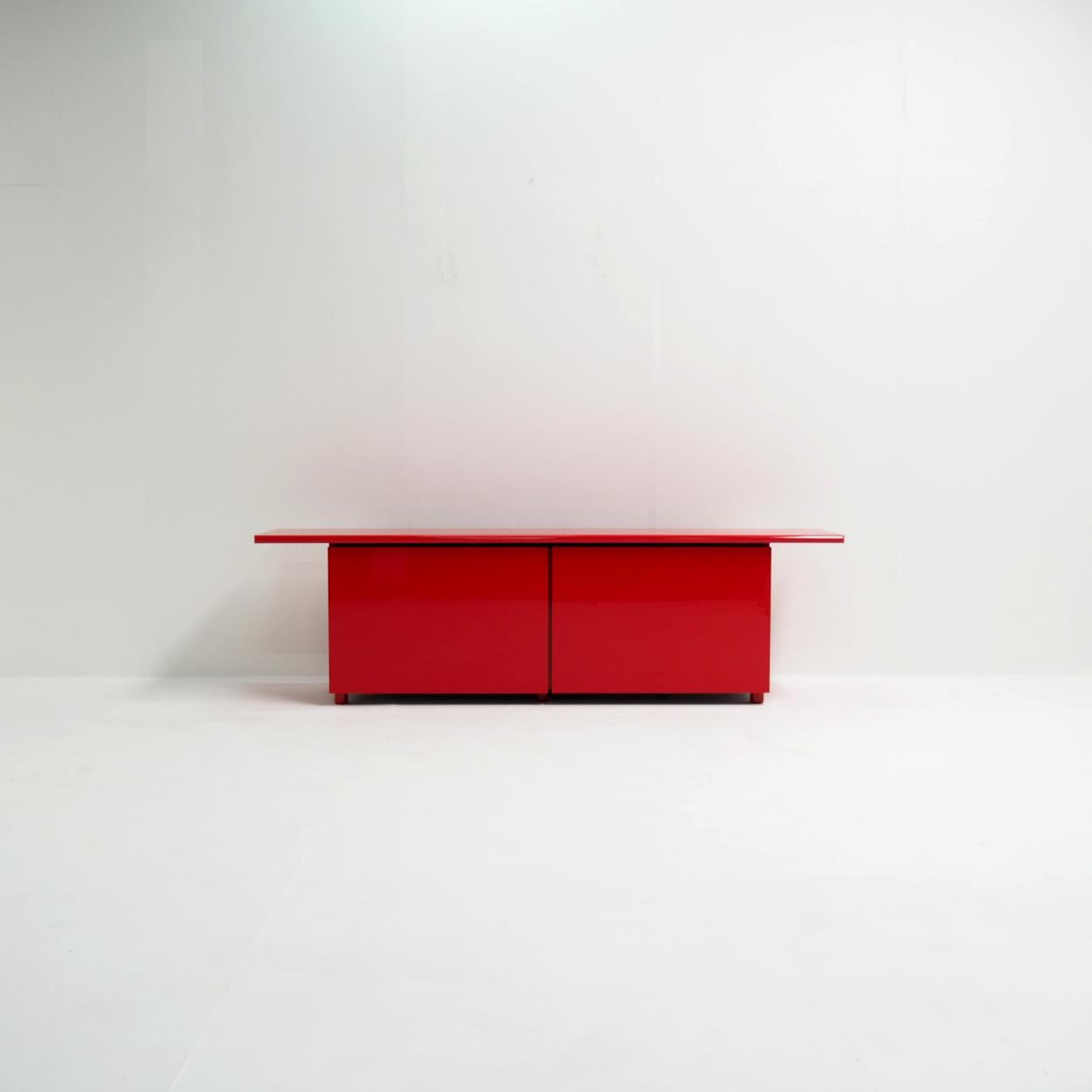Buffet des années 1970 par Verardo Italia. Inspiré par le design coloré du groupe Memphis ?

Le buffet est peint en rouge cerise très brillant et est en très bon état. Il y a deux portes coulissantes qui fonctionnent parfaitement.

Derrière la porte