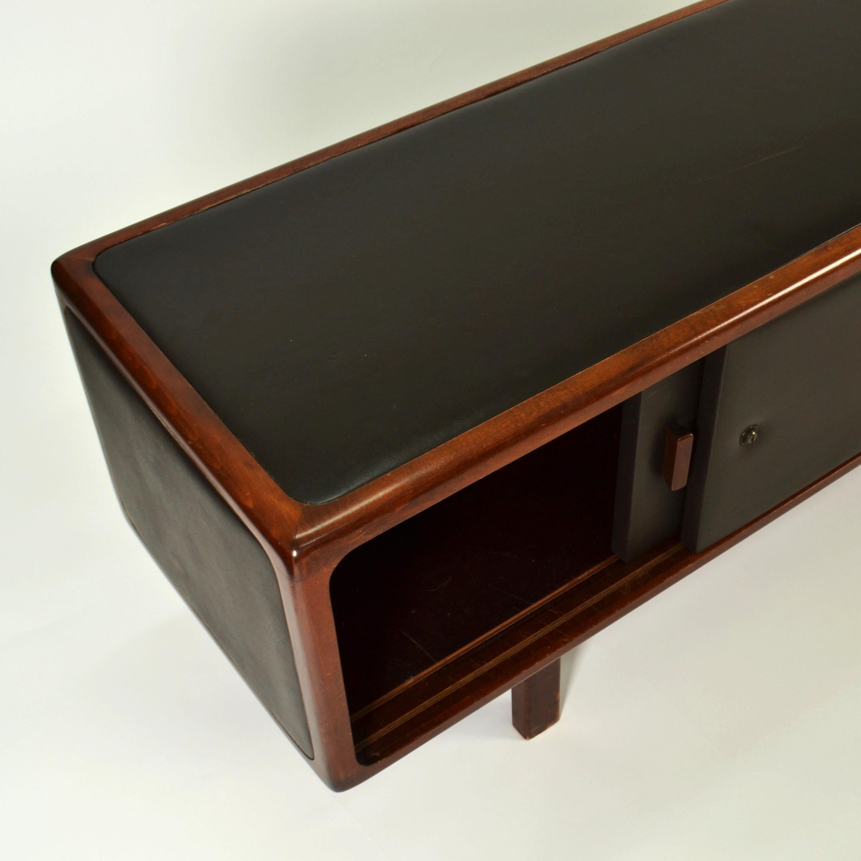 1970er Sideboard aus schokoladenbraunem Leder und Holz (Belgisch) im Angebot
