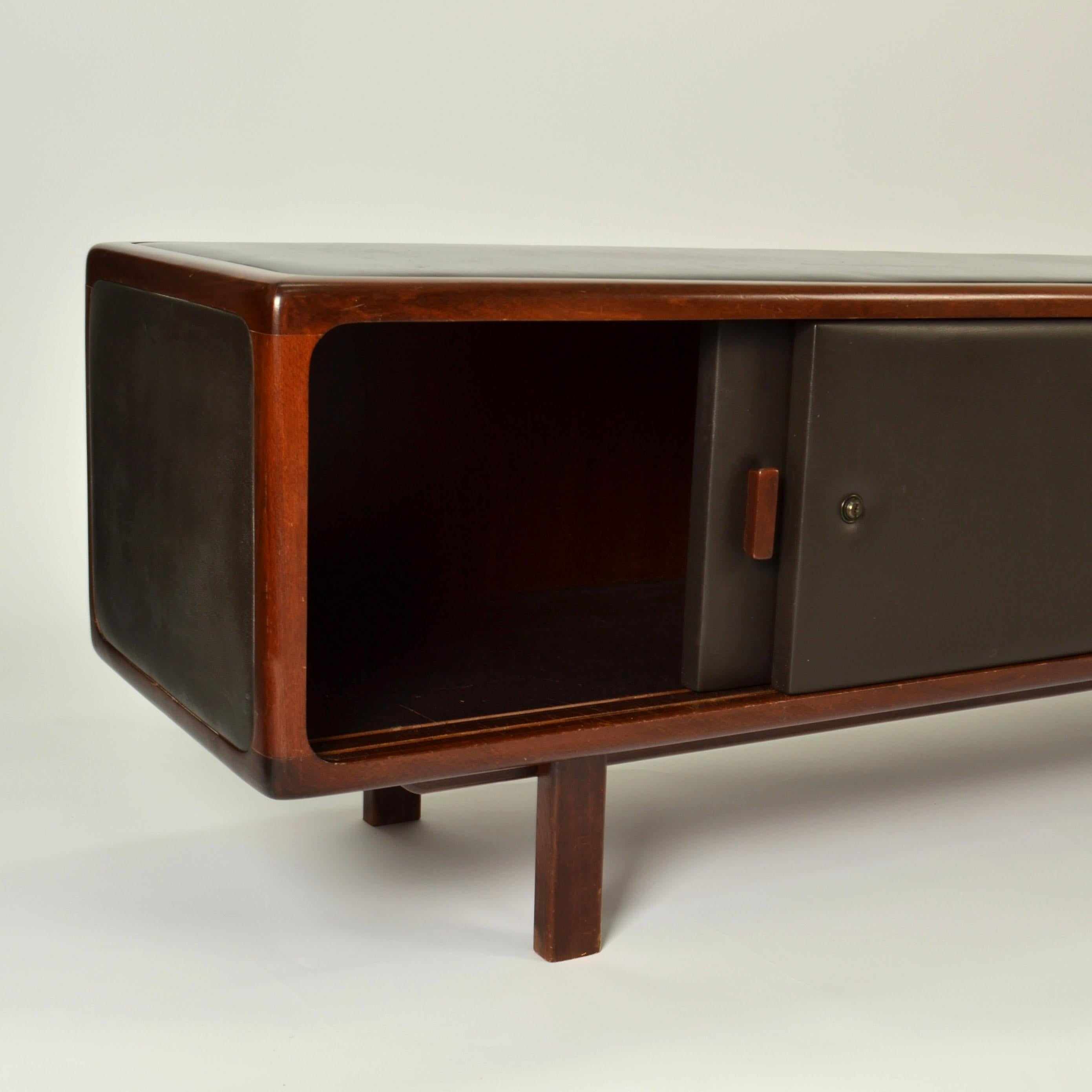 1970er Sideboard aus schokoladenbraunem Leder und Holz im Zustand „Hervorragend“ im Angebot in London, GB