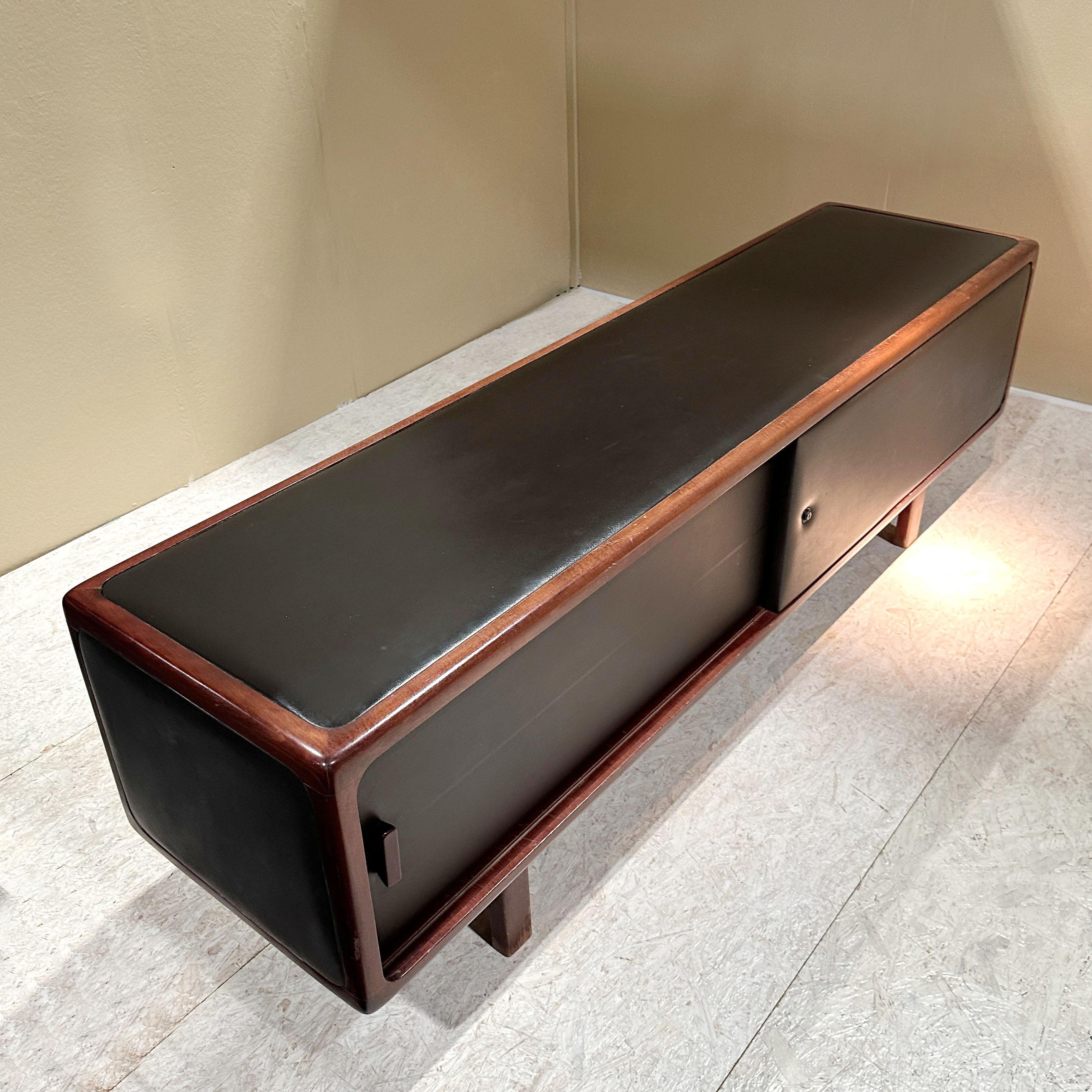 Belga Credenza anni '70 in pelle marrone cioccolato e Wood in vendita