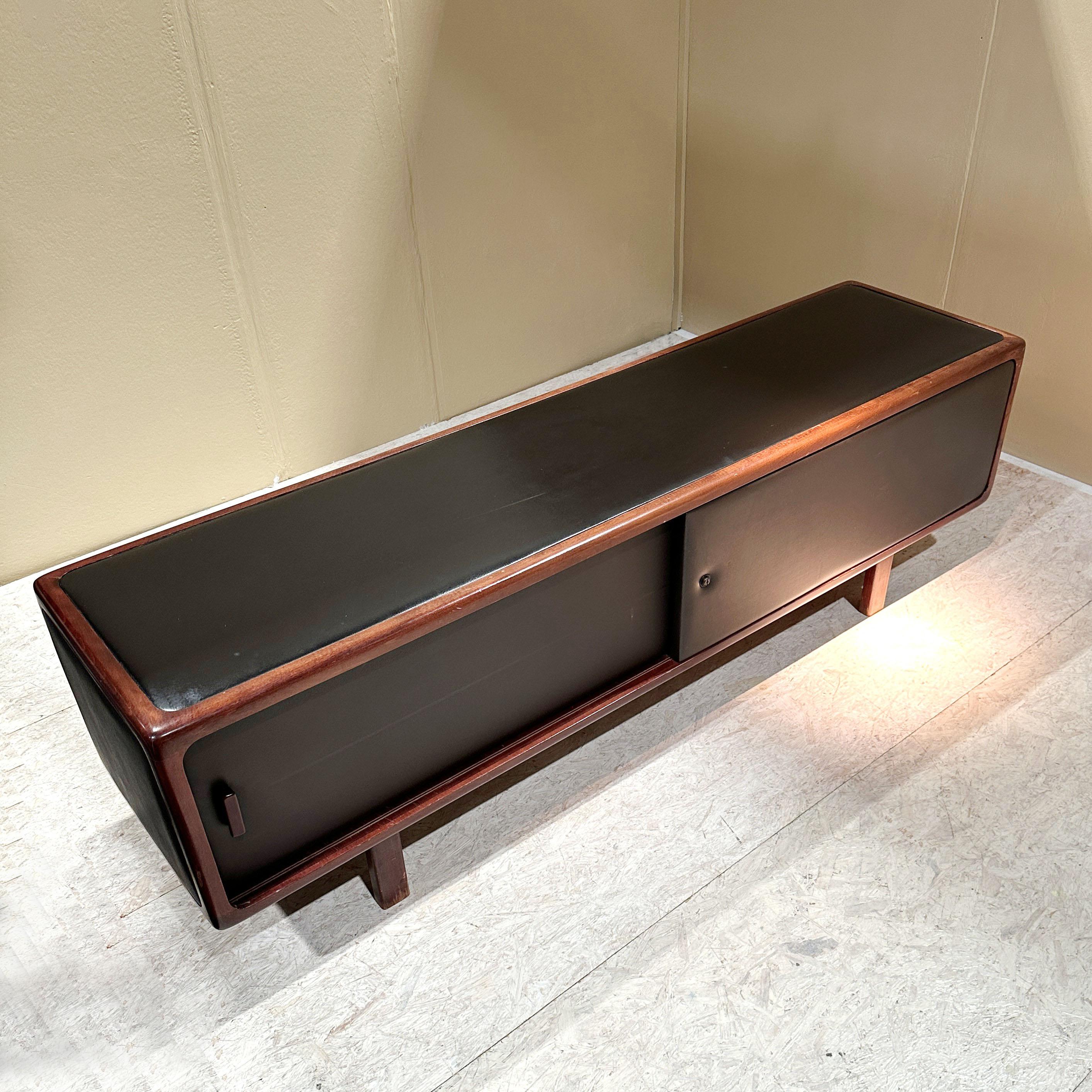 Pelle Credenza anni '70 in pelle marrone cioccolato e Wood in vendita