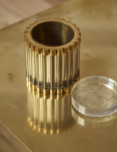 1970 Signé Gabriella Crespi Pot en laiton et plexiglas