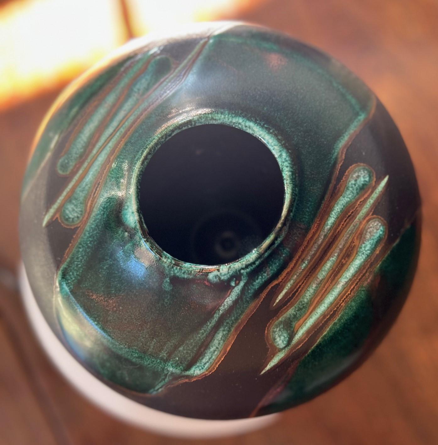 Vaso in raku firmato Tony Evans degli anni '70 con smalto verde e accenti metallici in vendita 2