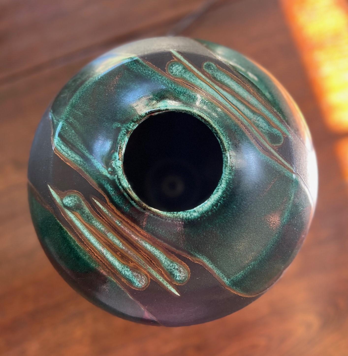 Vaso in raku firmato Tony Evans degli anni '70 con smalto verde e accenti metallici in vendita 3