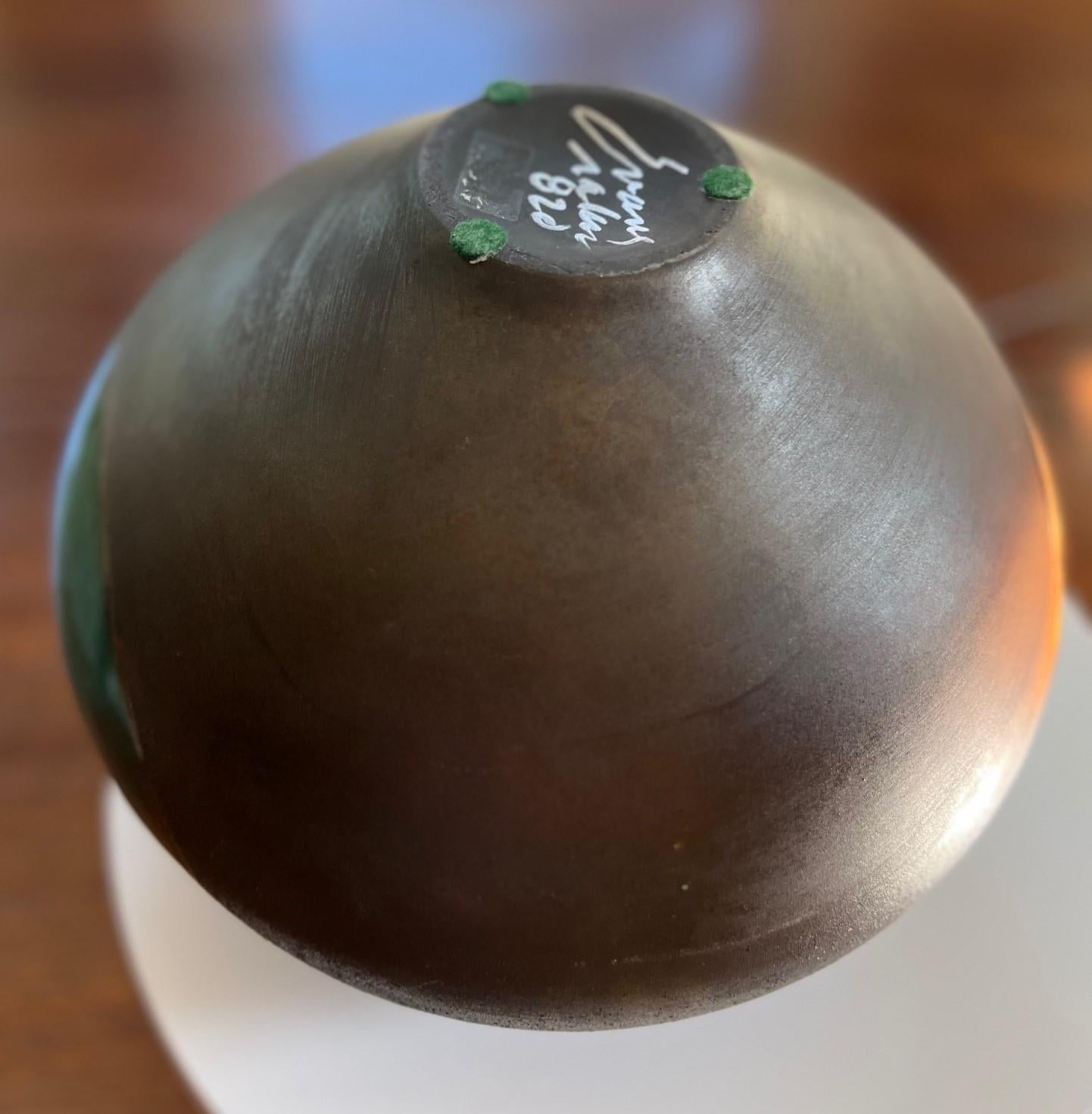 Vaso in raku firmato Tony Evans degli anni '70 con smalto verde e accenti metallici in vendita 5