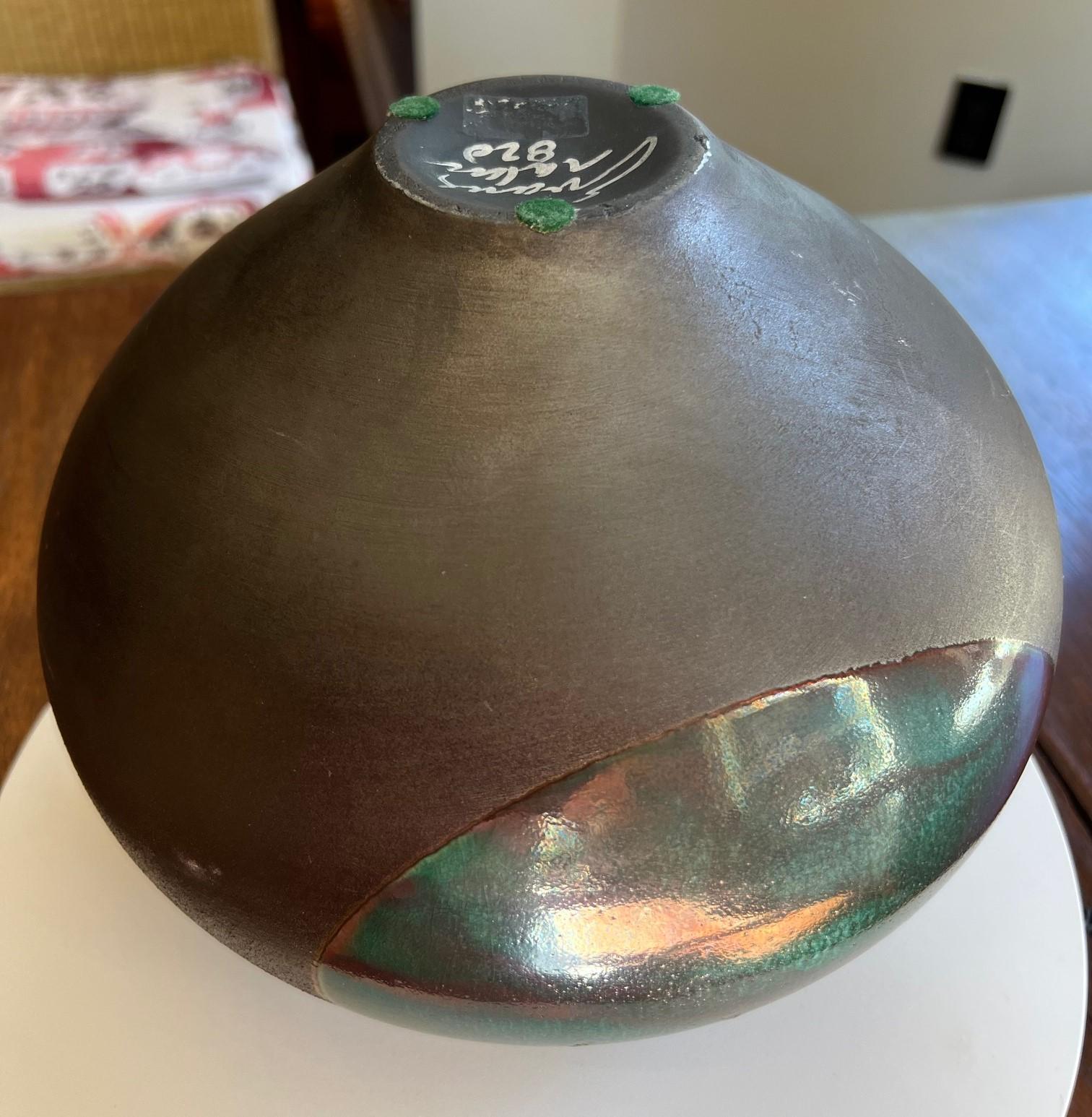 Vaso in raku firmato Tony Evans degli anni '70 con smalto verde e accenti metallici in vendita 6