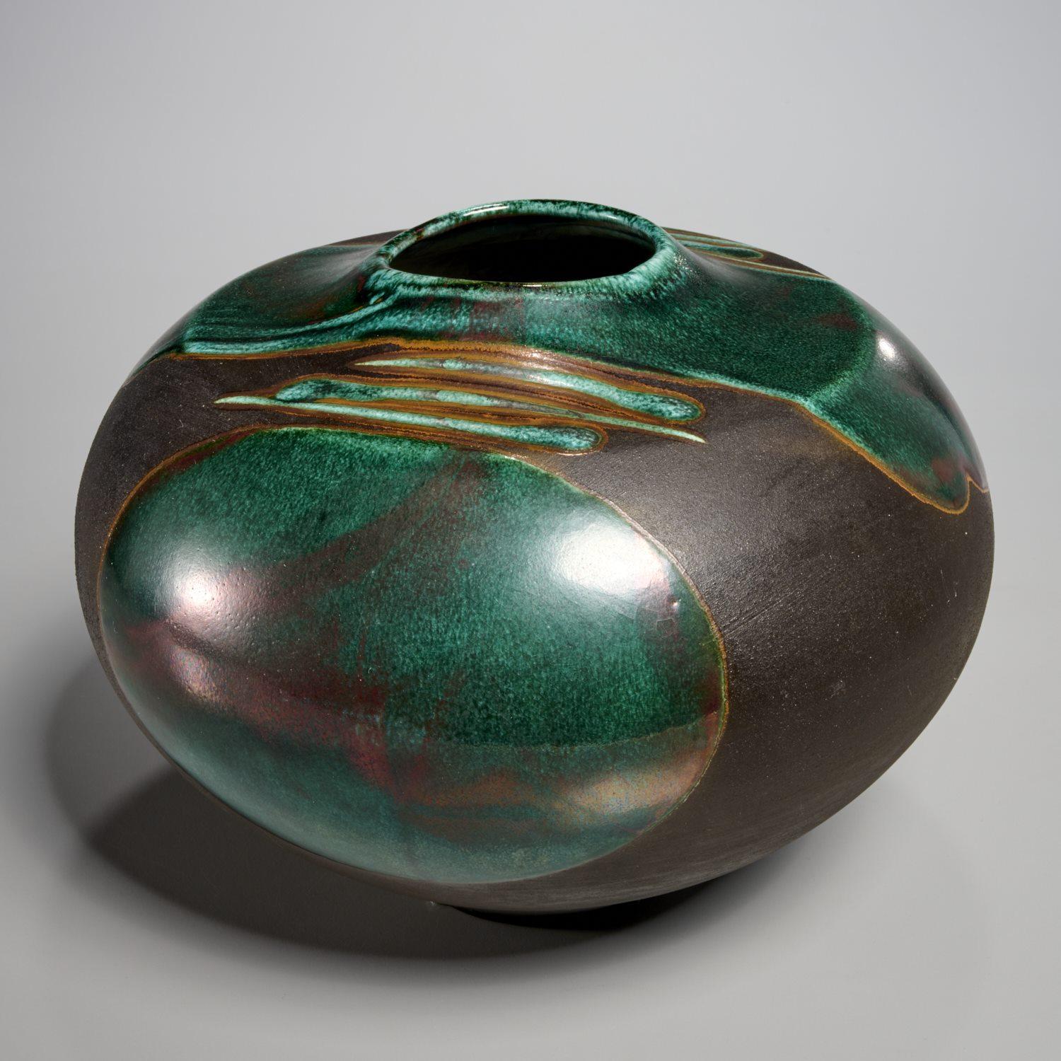 Vaso in raku firmato Tony Evans degli anni '70 con smalto verde e accenti metallici in vendita 8