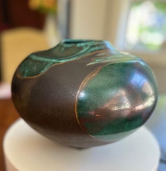 Vasija de Raku de los años 70 firmada por Tony Evans con esmalte verde y detalles metálicos