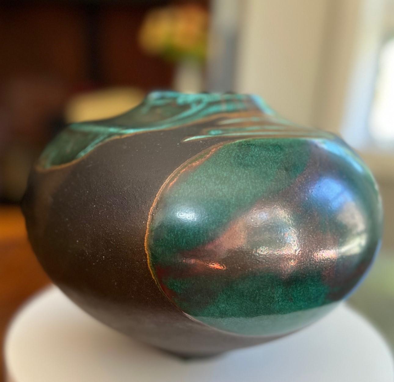 Organico moderno Vaso in raku firmato Tony Evans degli anni '70 con smalto verde e accenti metallici in vendita