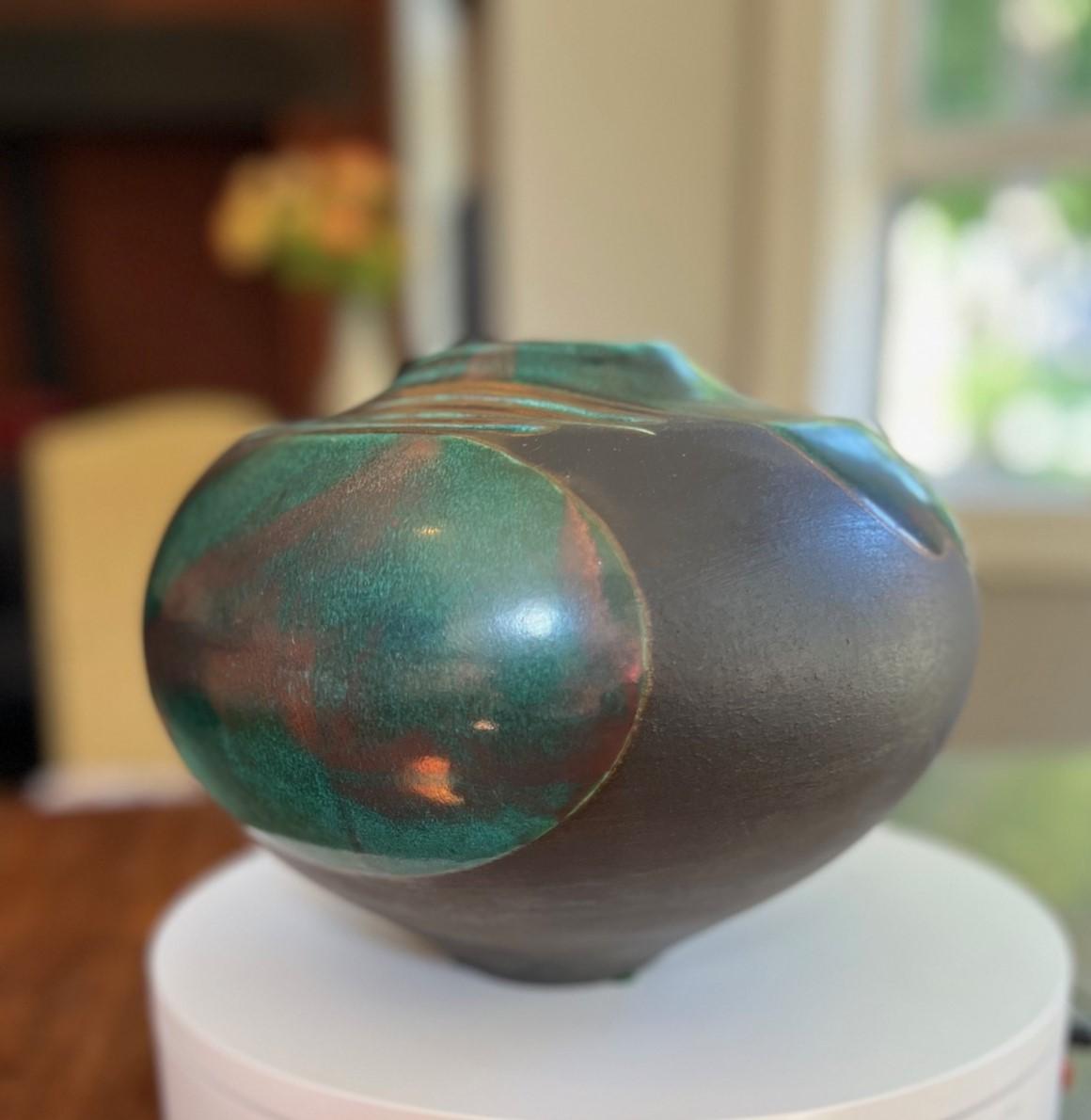 Americano Vaso in raku firmato Tony Evans degli anni '70 con smalto verde e accenti metallici in vendita
