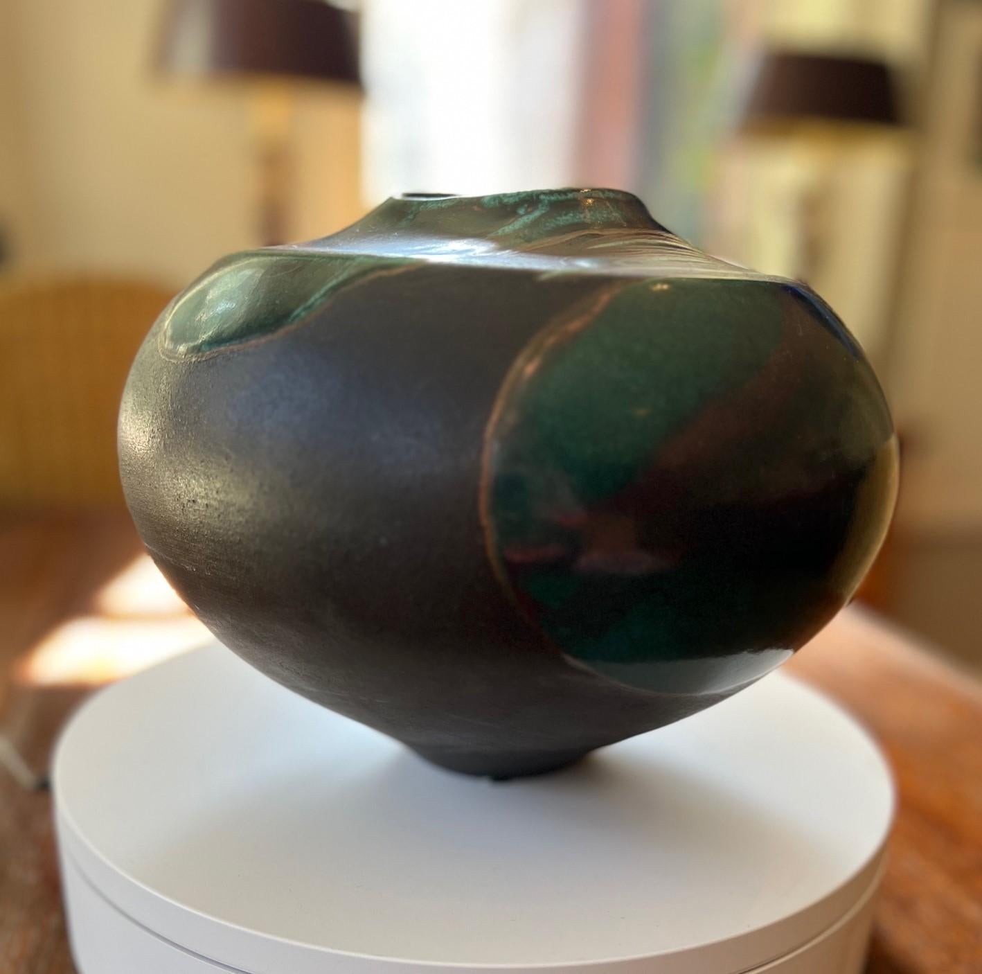 Cotto in fornace Vaso in raku firmato Tony Evans degli anni '70 con smalto verde e accenti metallici in vendita