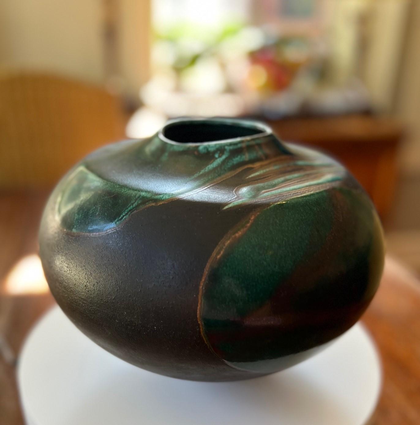 Vaso in raku firmato Tony Evans degli anni '70 con smalto verde e accenti metallici In condizioni buone in vendita a Morristown, NJ