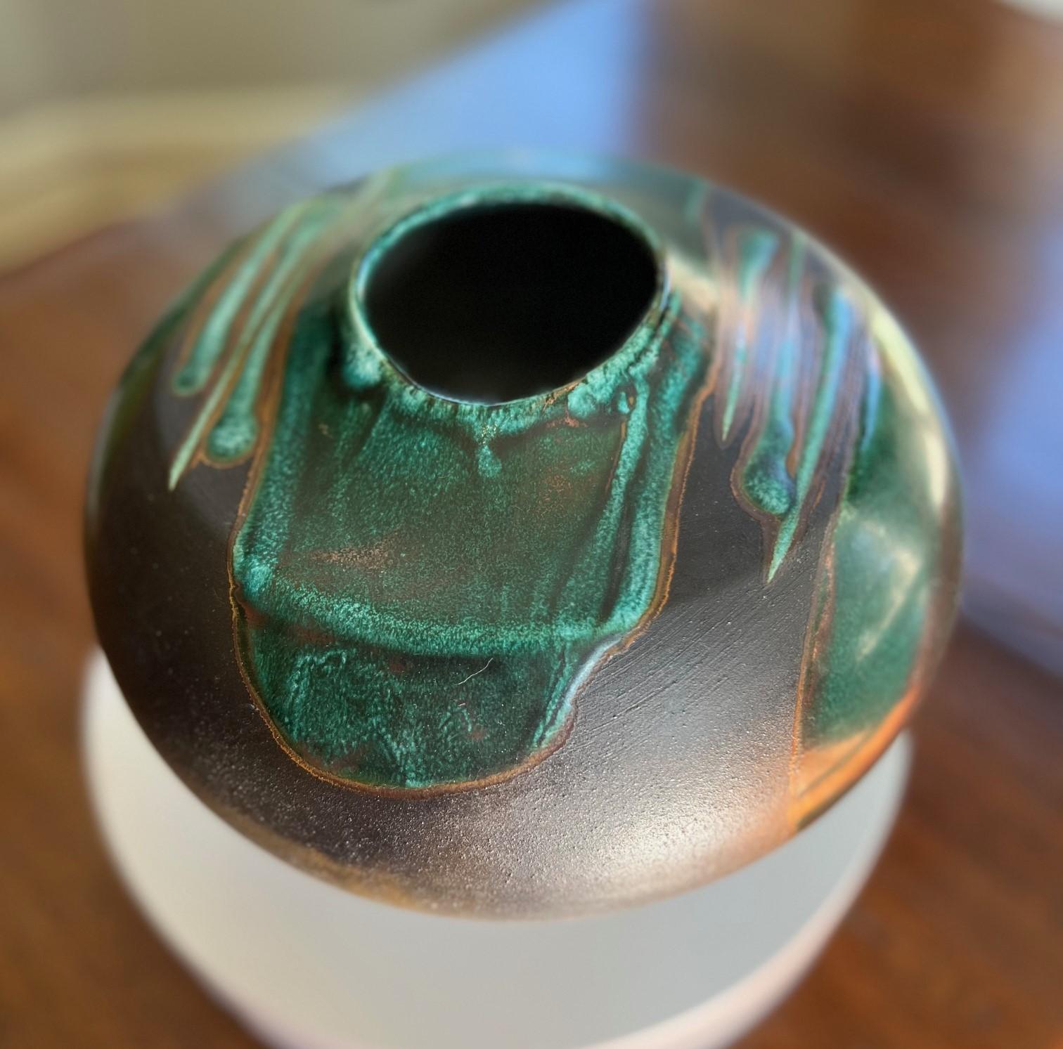Fine XX secolo Vaso in raku firmato Tony Evans degli anni '70 con smalto verde e accenti metallici in vendita
