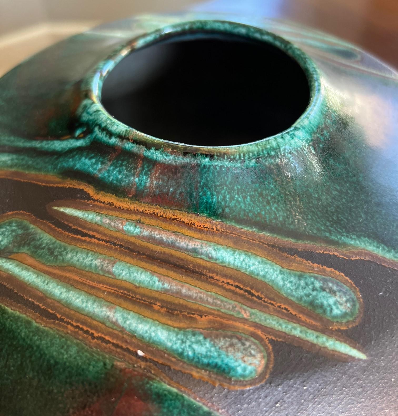 Vaso in raku firmato Tony Evans degli anni '70 con smalto verde e accenti metallici in vendita 1