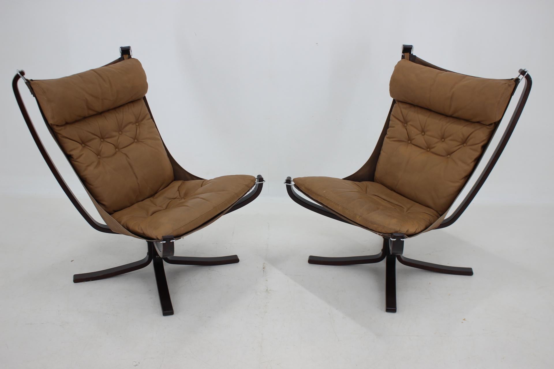 Norvégien 1970 Sigurd Ressell Paire de chaises Falcon en cuir par Vatne Møbler , Norvège en vente