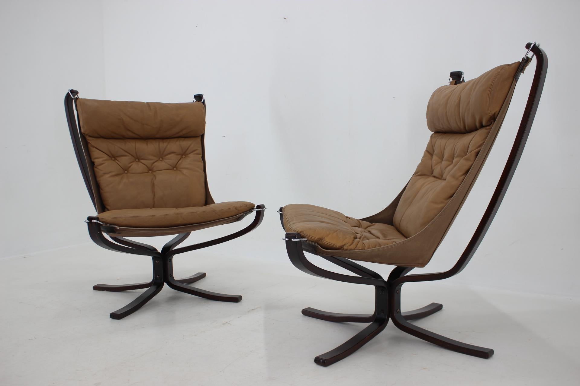 1970 Sigurd Ressell Paire de chaises Falcon en cuir par Vatne Møbler , Norvège Bon état - En vente à Praha, CZ
