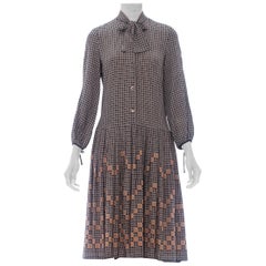 Seidenkrepp-Kleid aus Paris, 1970er Jahre, mit geometrischem Druck und Schleifenhalsausschnitt und tiefer Taille