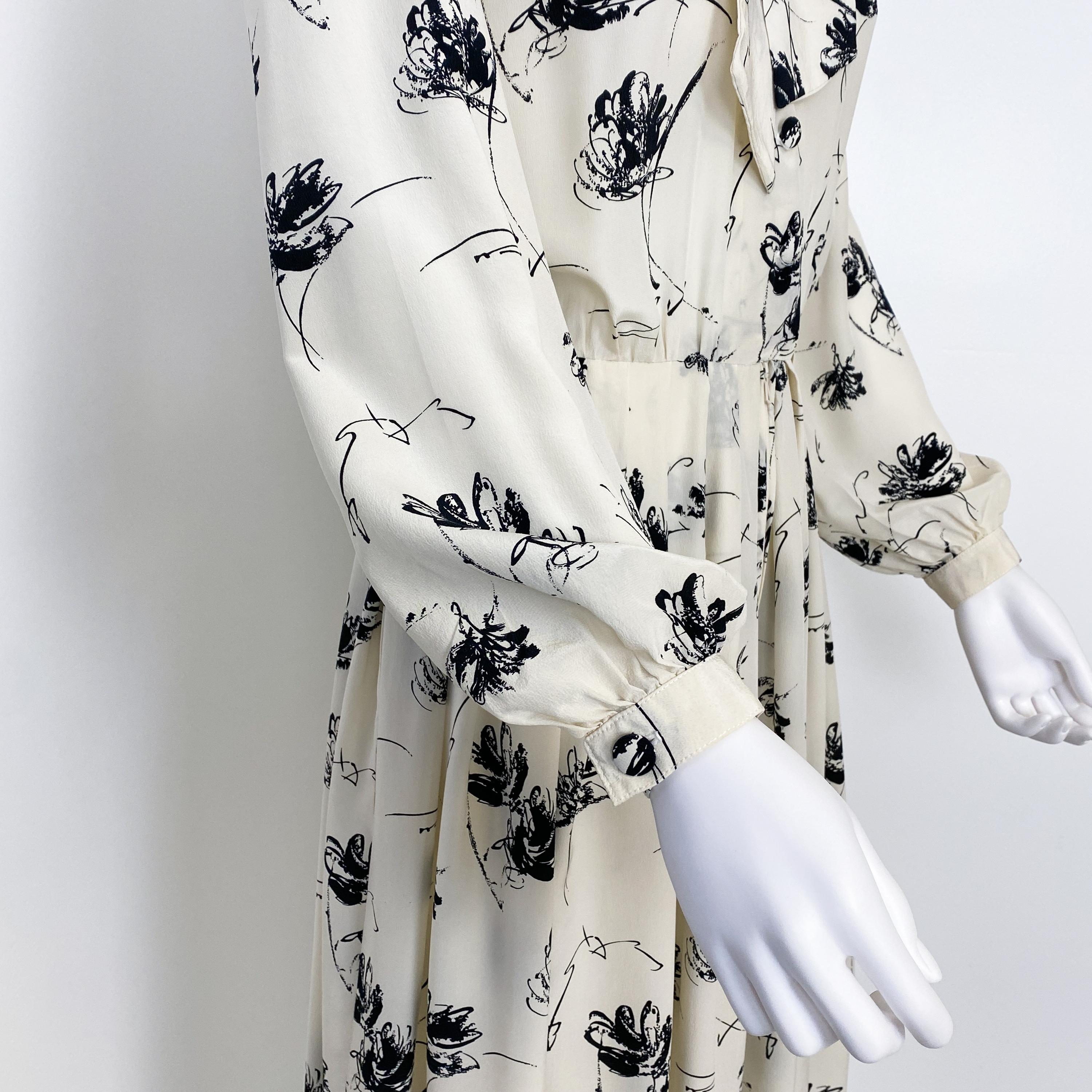 1970s Silk Muslin Black and White Dress with Floral Print Size 8/10 For Sale 7