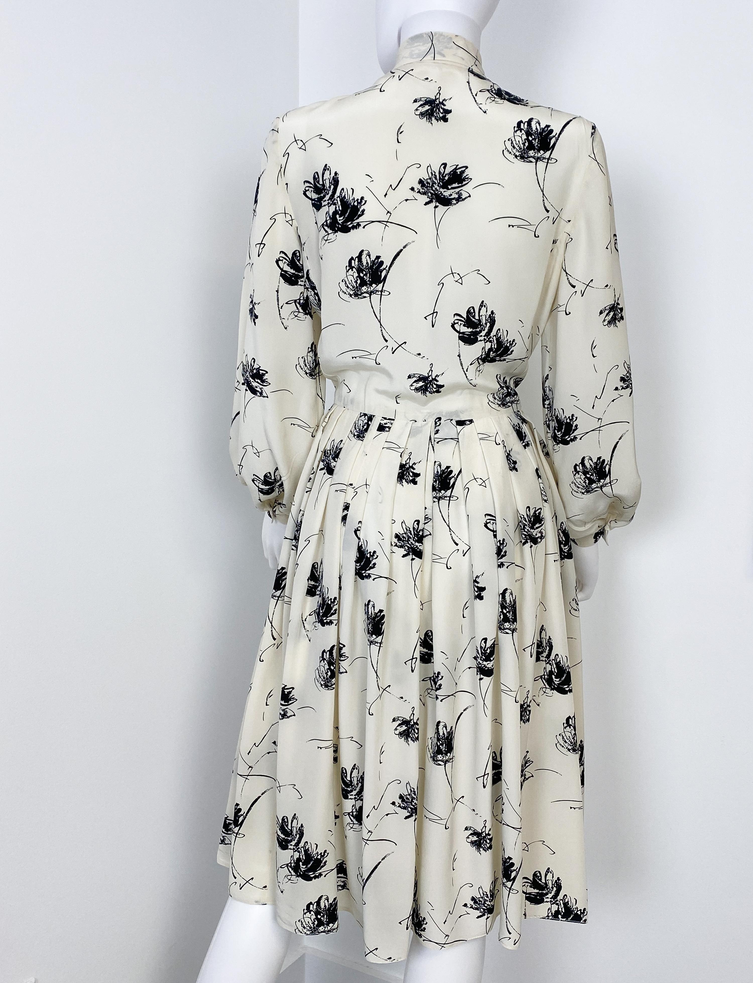 1970s Silk Muslin Black and White Dress with Floral Print Size 8/10 For Sale 9