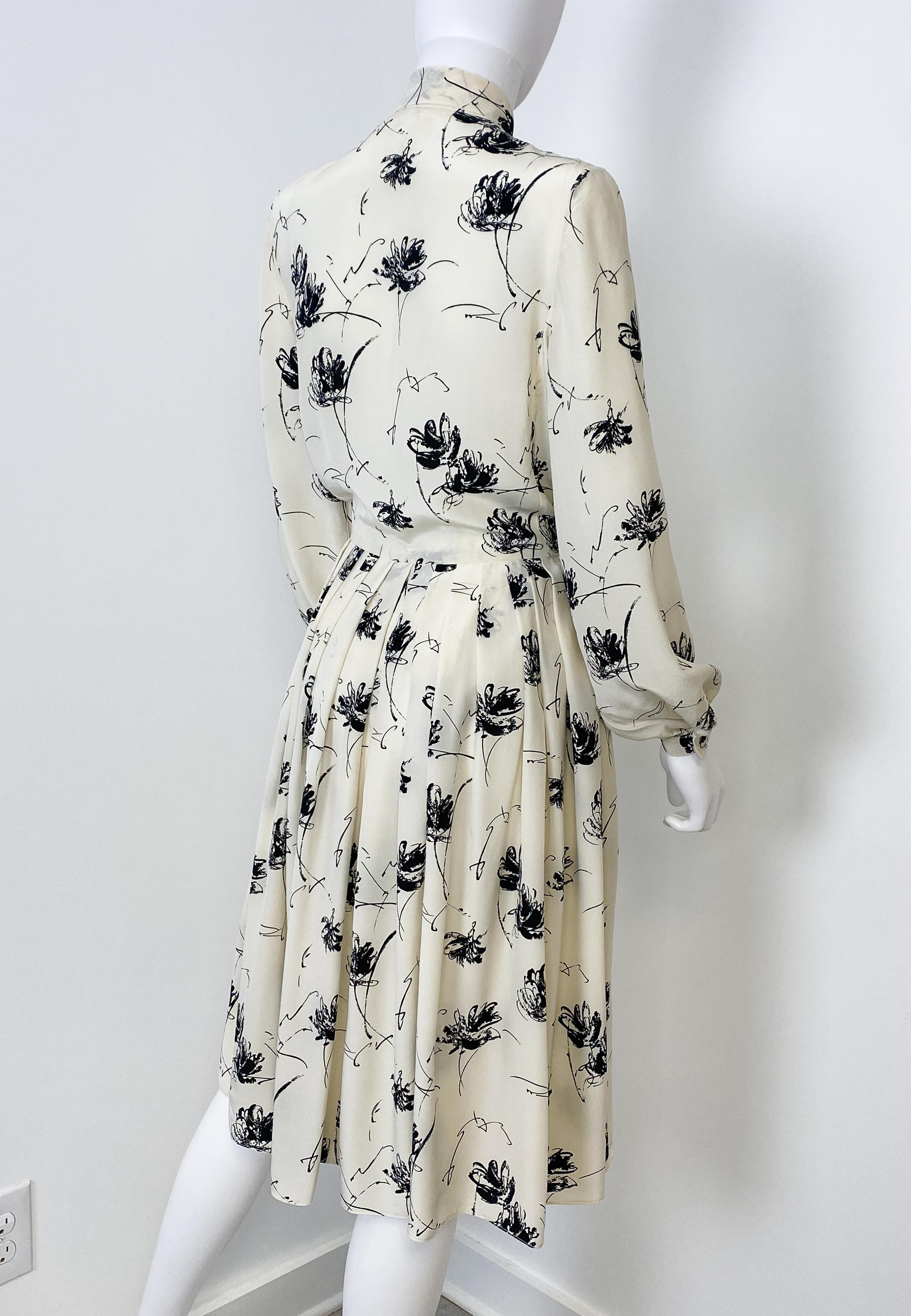 1970s Silk Muslin Black and White Dress with Floral Print Size 8/10 For Sale 11