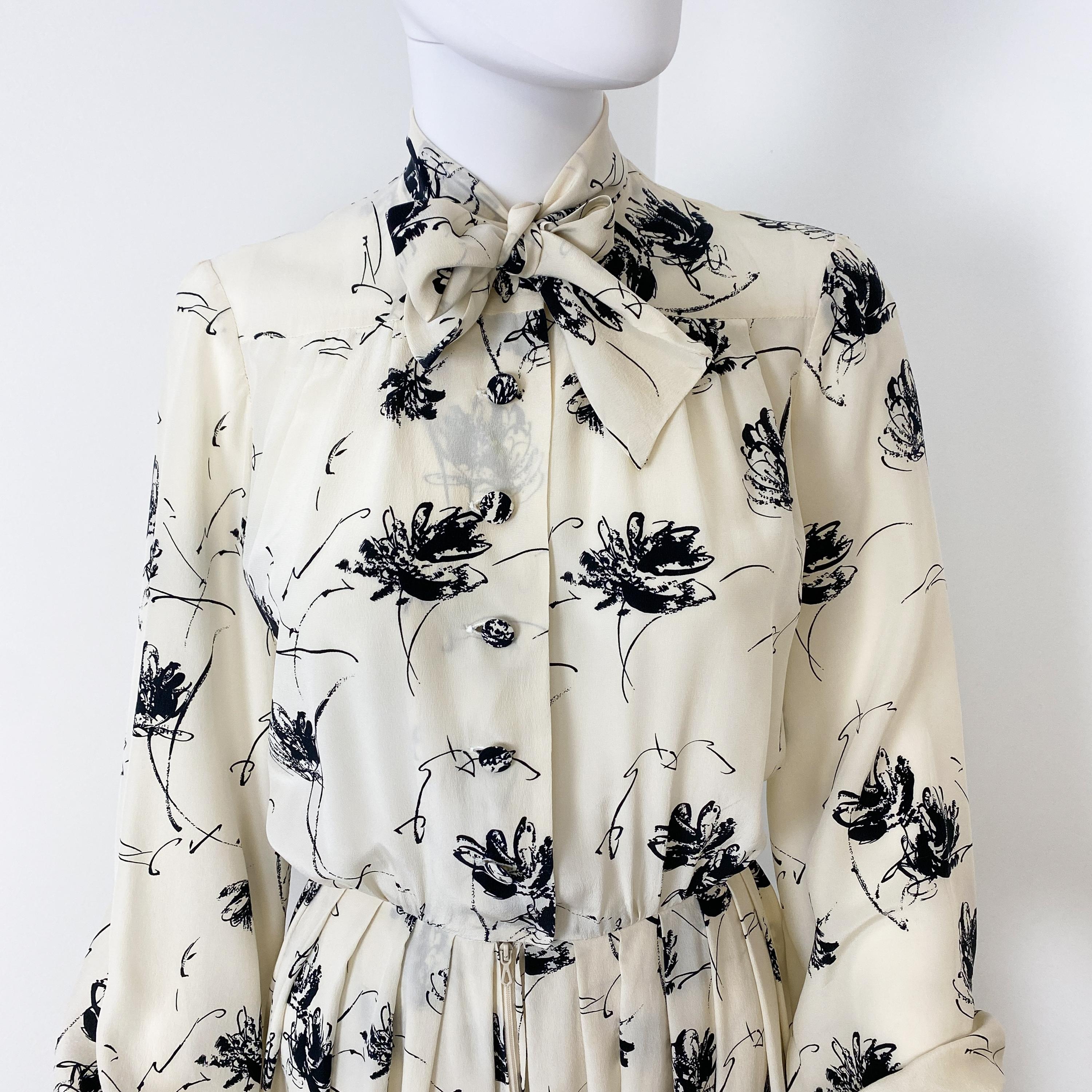 1970s Silk Muslin Black and White Dress with Floral Print Size 8/10 For Sale 2