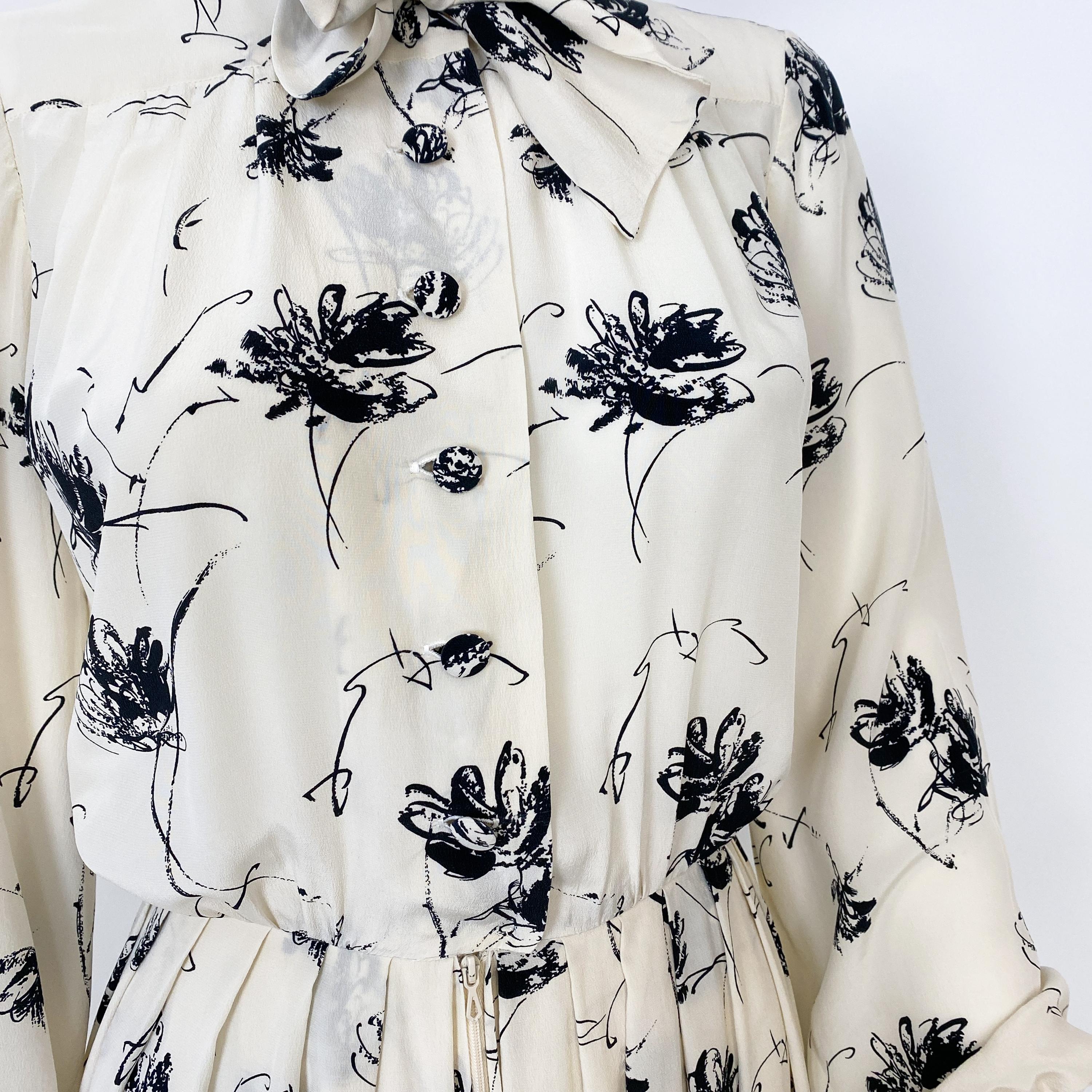 1970s Silk Muslin Black and White Dress with Floral Print Size 8/10 For Sale 4