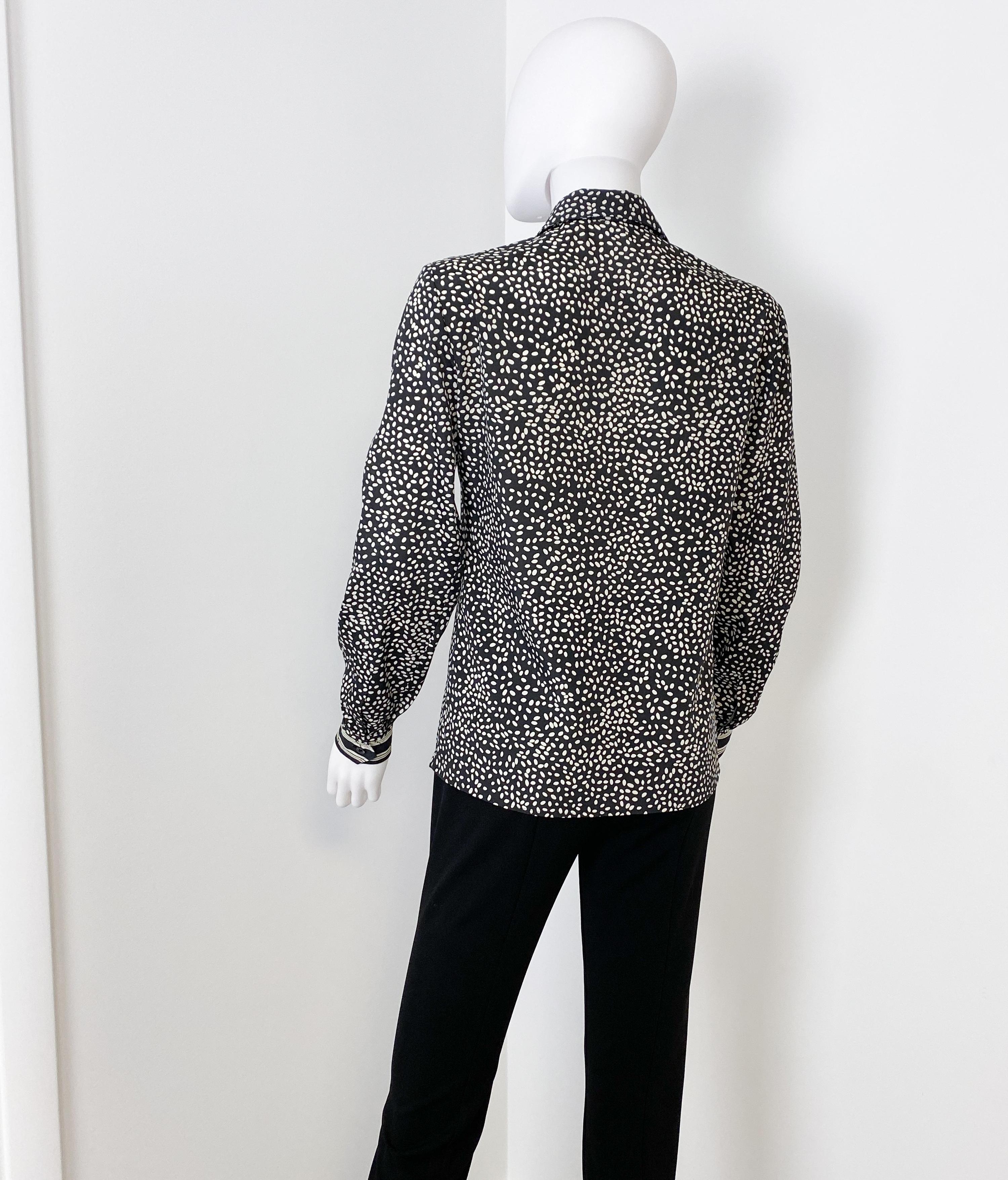 1970er Jahre Seidige Viskose Bluse Top Schwarz und Weiß mit Druck Dekor Größe 10 im Angebot 6
